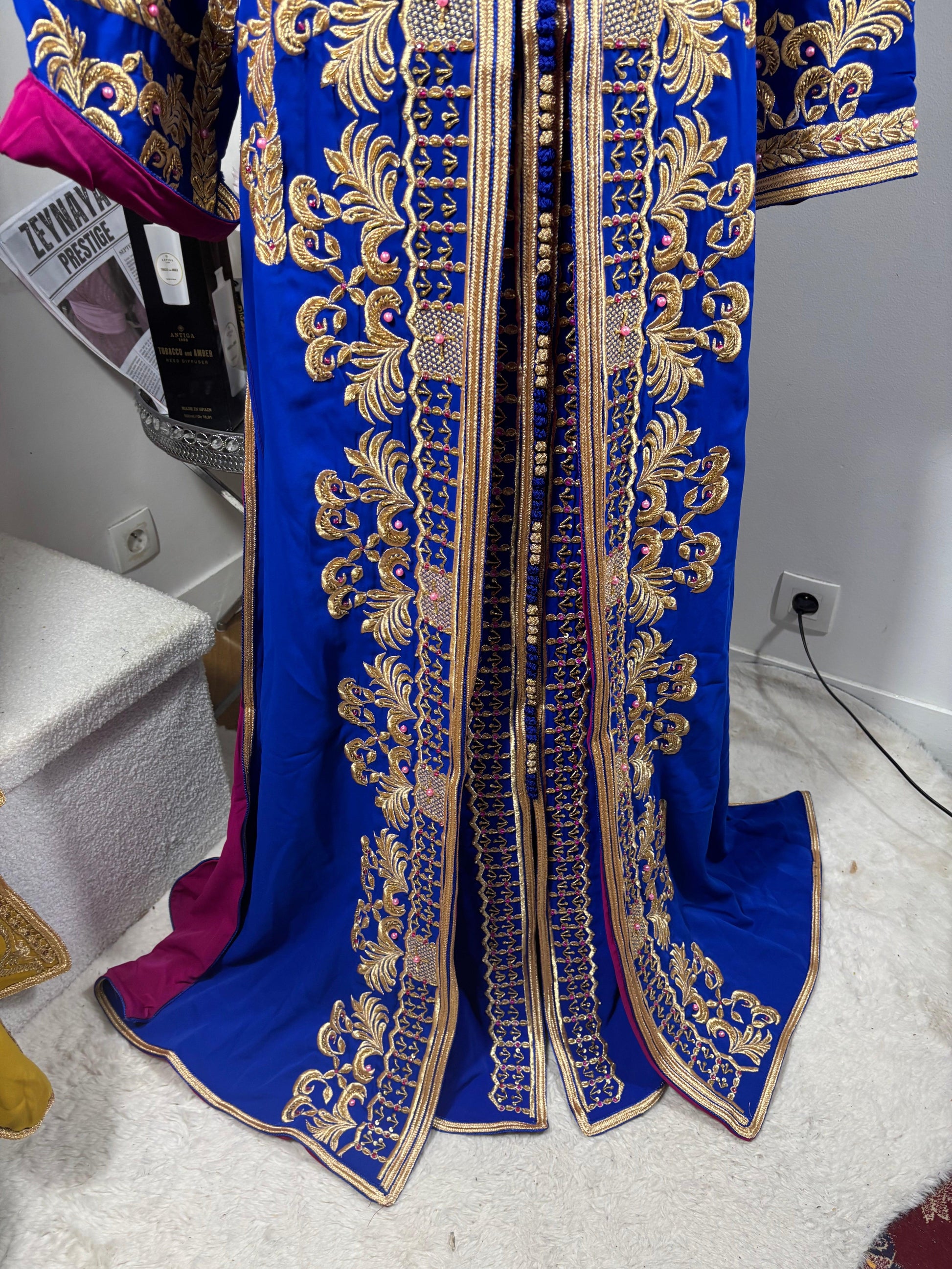 Takchita marocaine bleue royale avec broderie traditionnelle
