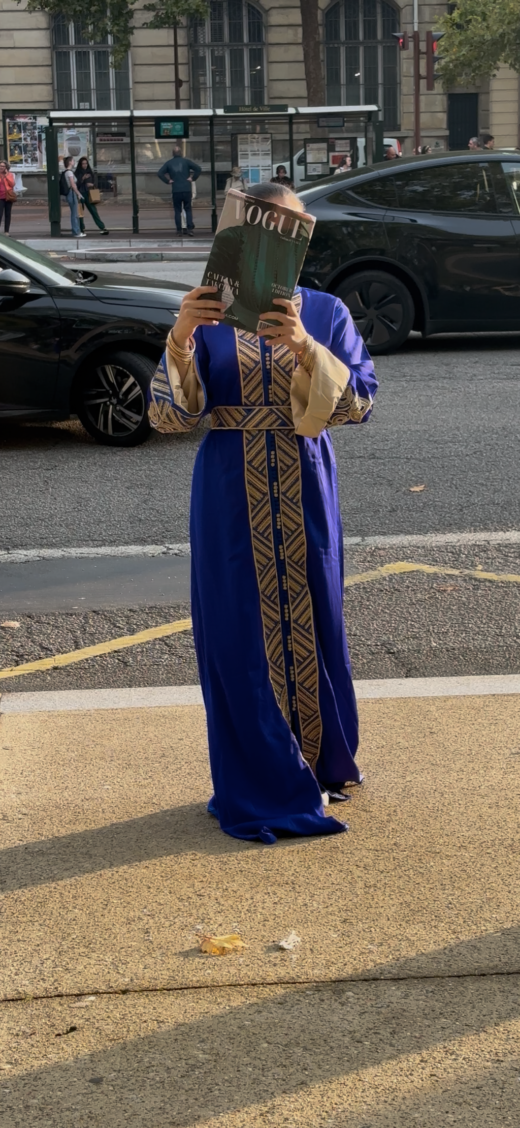 Caftan “Dalia” – Bleu roi & or, panneau brodé chevrons