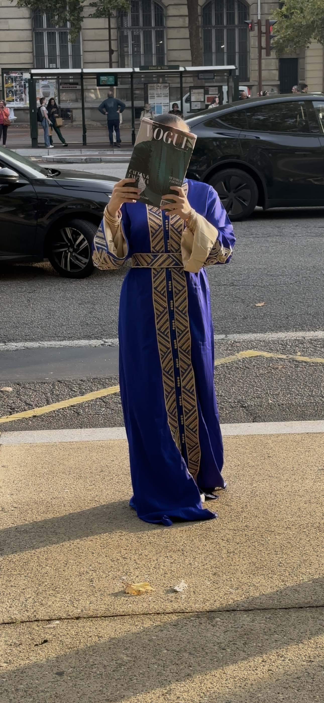 Caftan “Dalia” – Bleu roi & or, panneau brodé chevrons