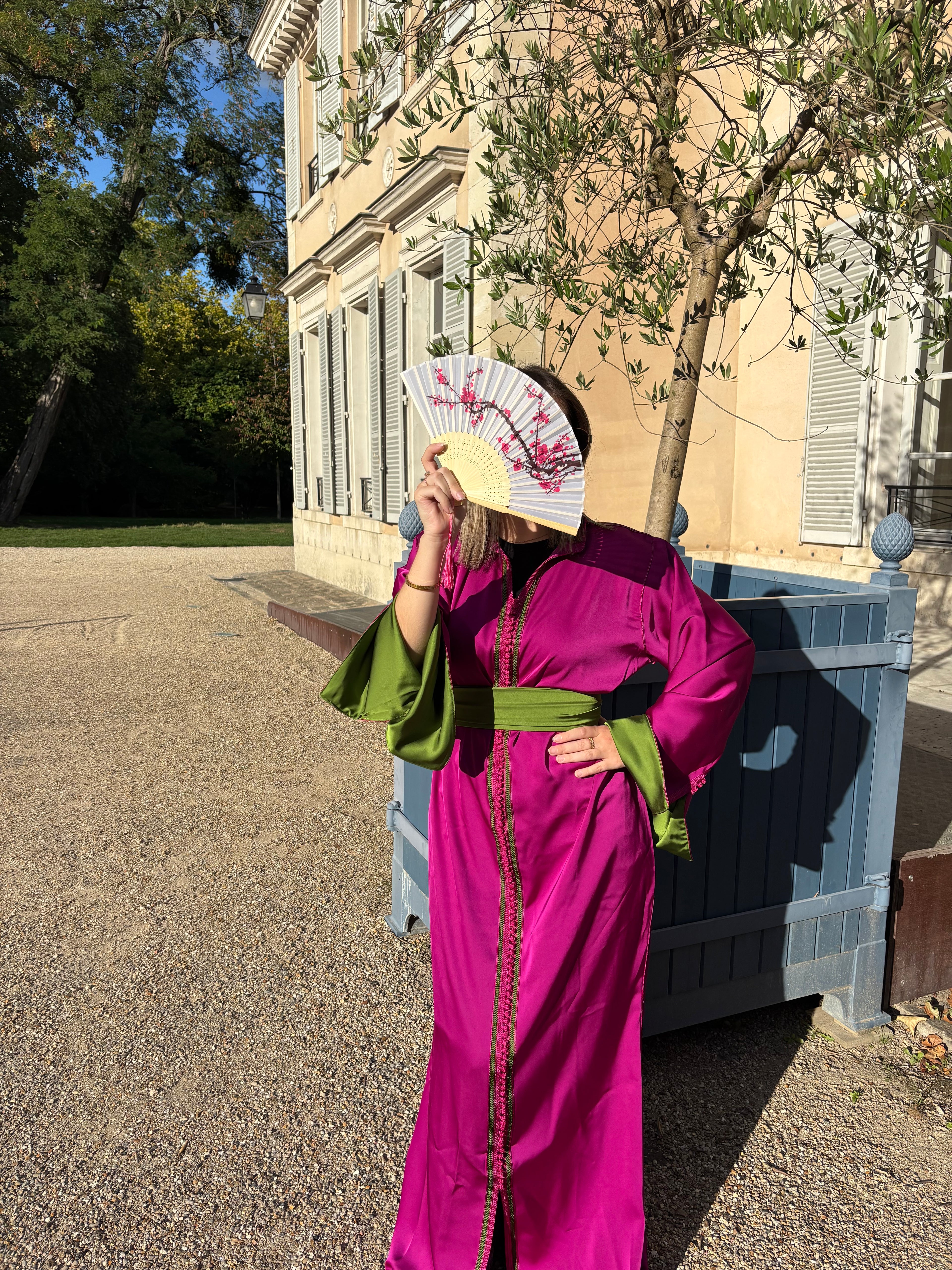 Caftan Satin Fuchsia & Ceinture Verte – ZEYNAYA Prestige