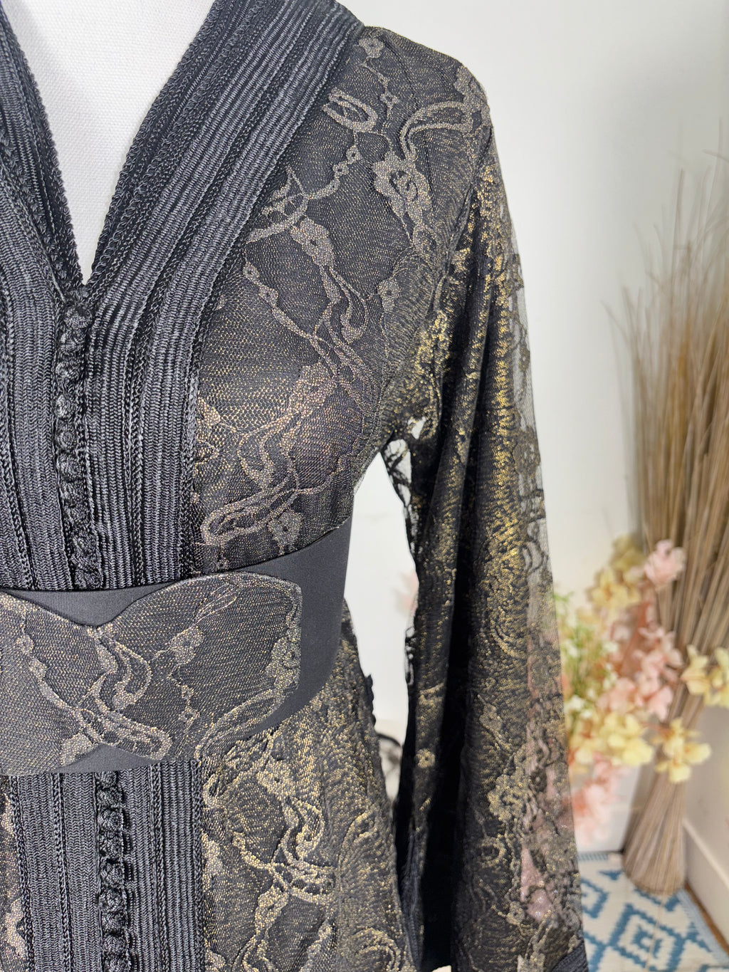 Takchita en Dentelle Noire & Dorée – Luxe Oriental | Zeynaya Prestige