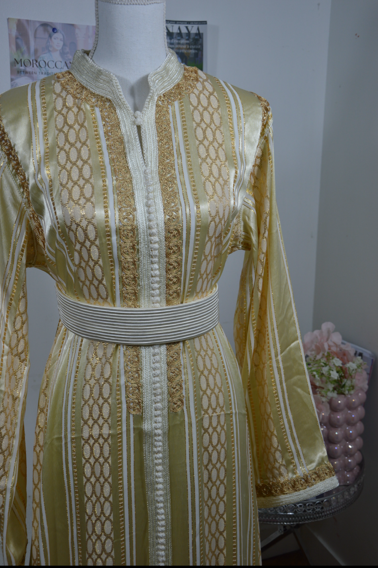 Caftan marocain doré luxe - détail col et broderies