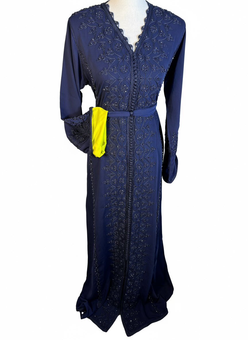 Caftan Layali - Bleu Nuit Brodé & Ceinture Ton sur Ton