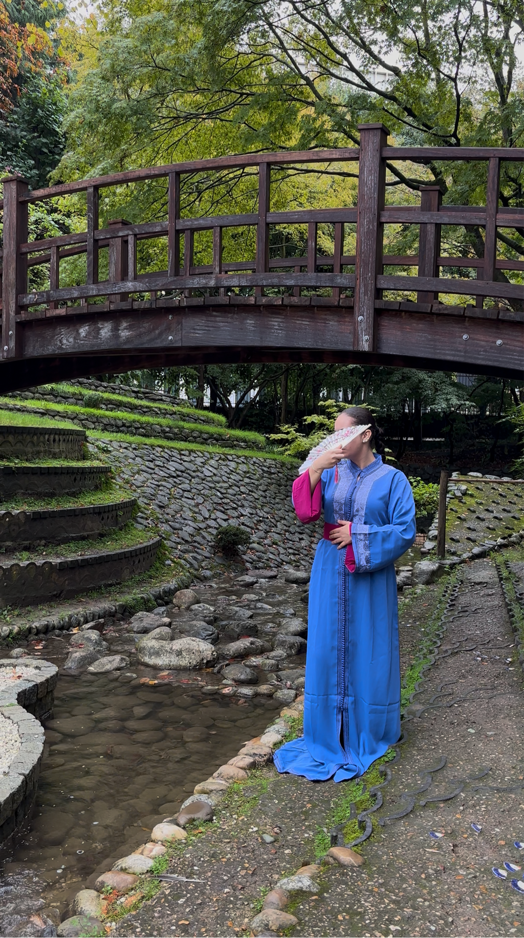 Caftan Bleu Indigo à Plastron Jacquard & Ceinture Fuchsia