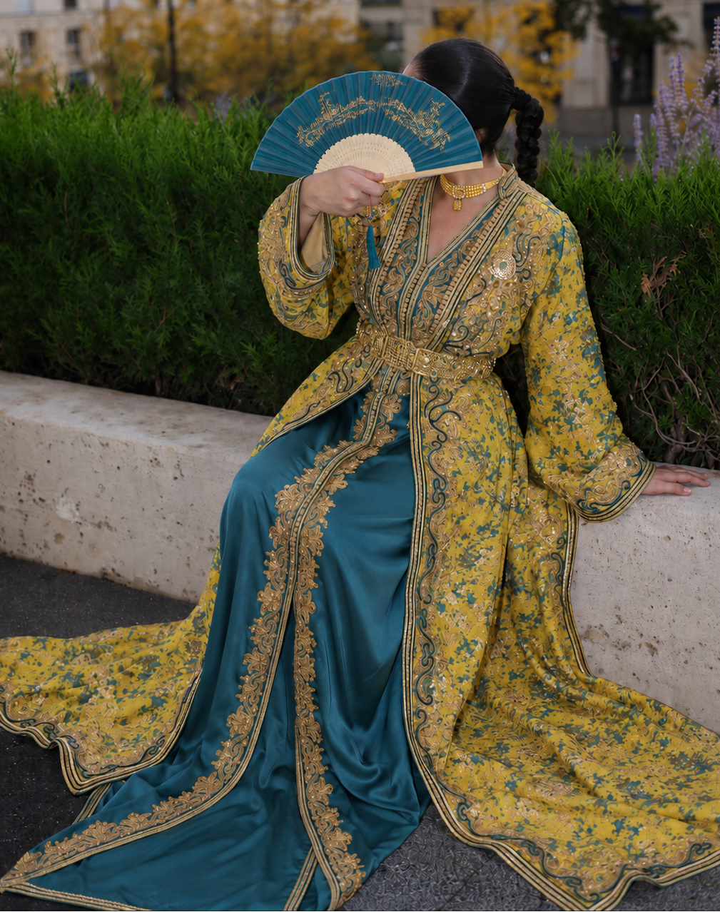 Takchita Haute Couture Brocart Jaune & Fond Bleu Canard