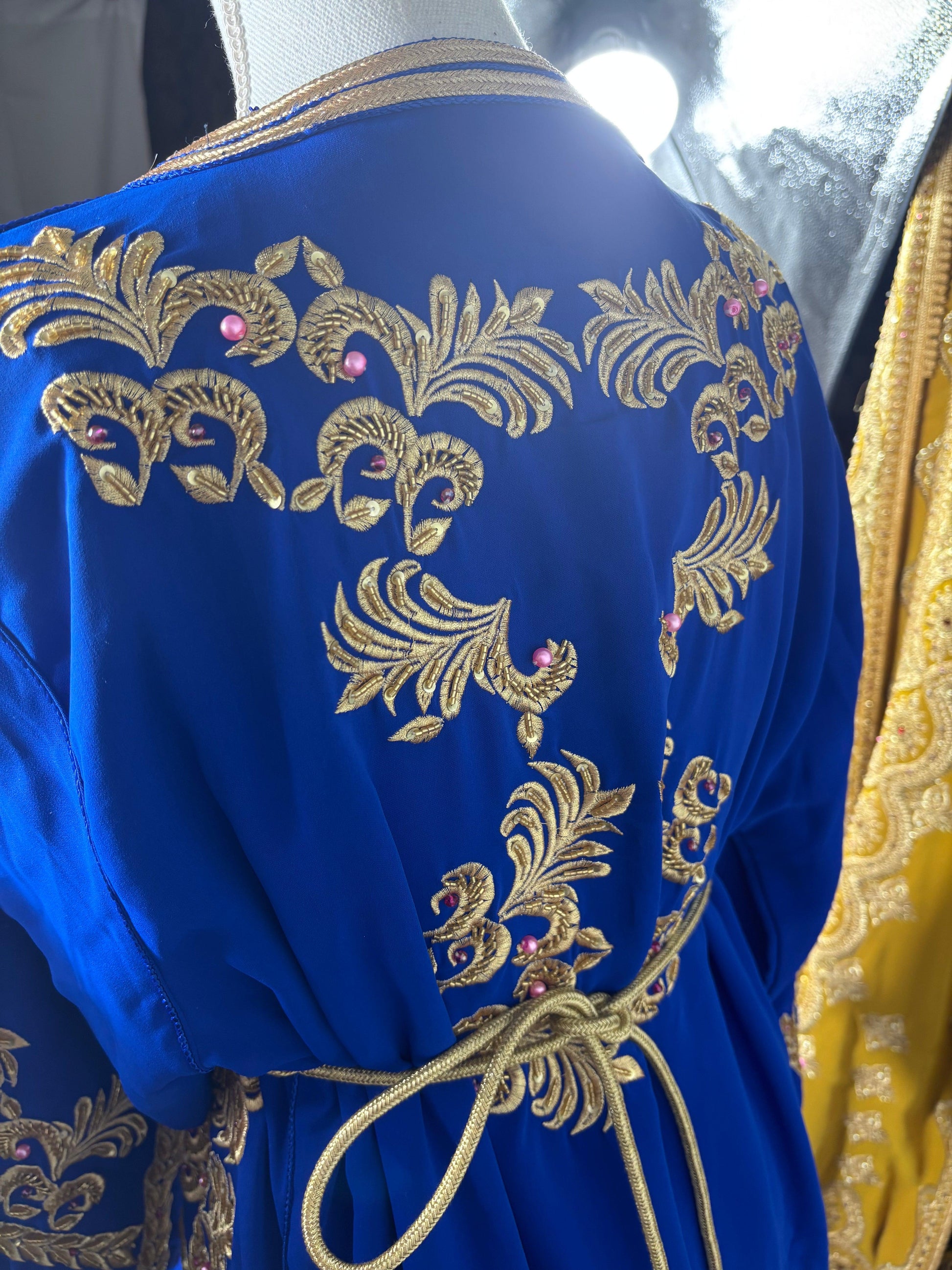 Robe takchita bleue mariage - vue arrière broderie