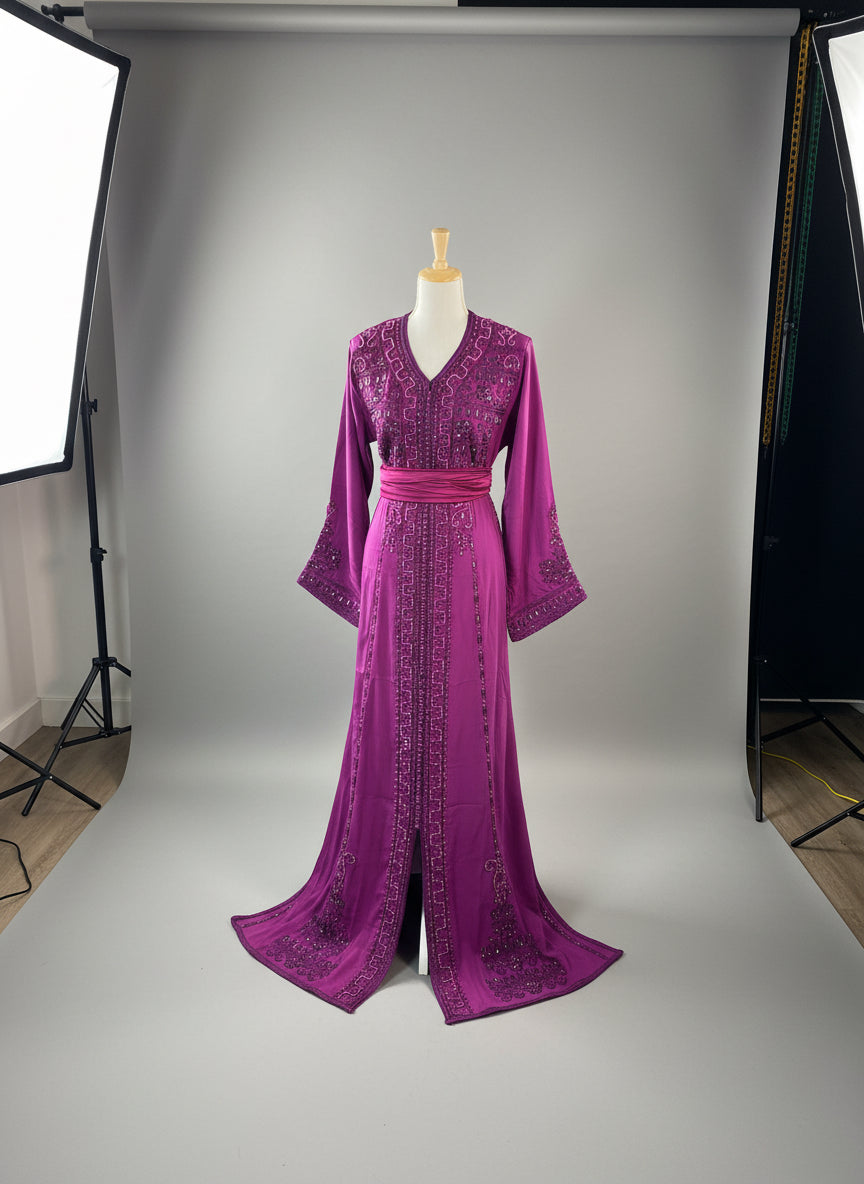 Caftan Royal Violet – Broderies Précieuses & Ceinture Drapée