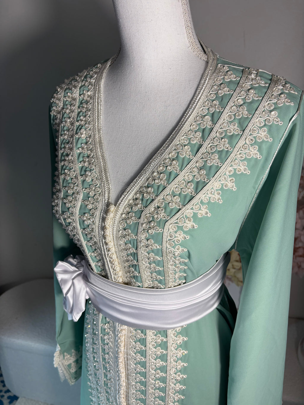 Caftan Vert Eau Zeynaya orné de Blanc