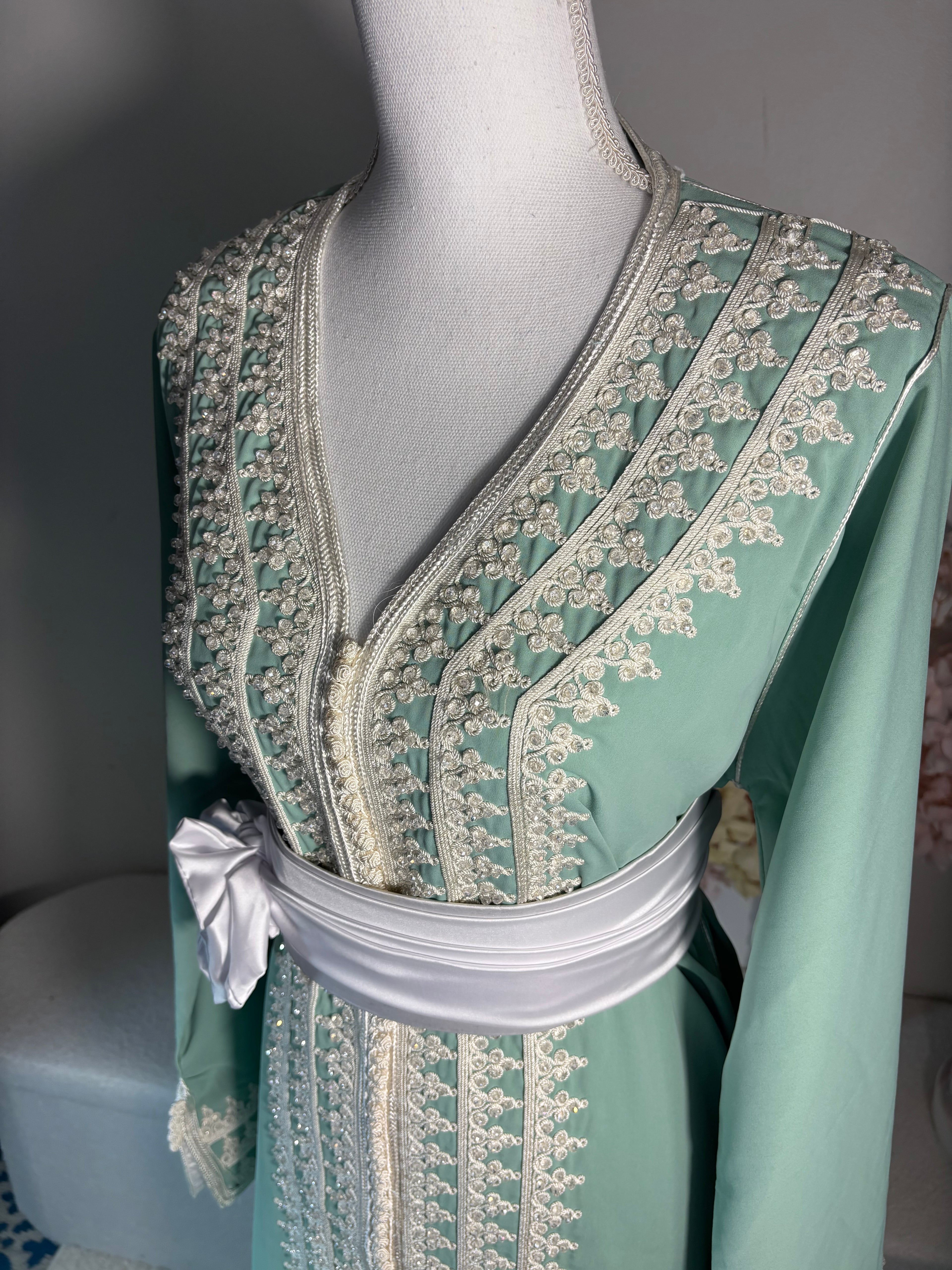 Caftan Vert Eau Zeynaya orné de Blanc