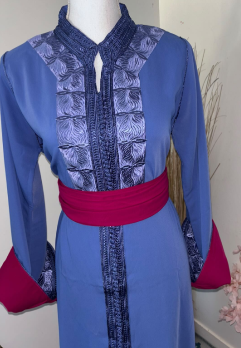 Caftan Bleu Indigo à Plastron Jacquard & Ceinture Fuchsia