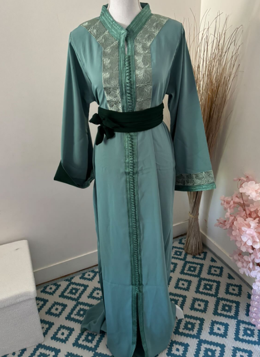 Caftan vert sauge brodé avec ceinture – Zeynaya Prestige
