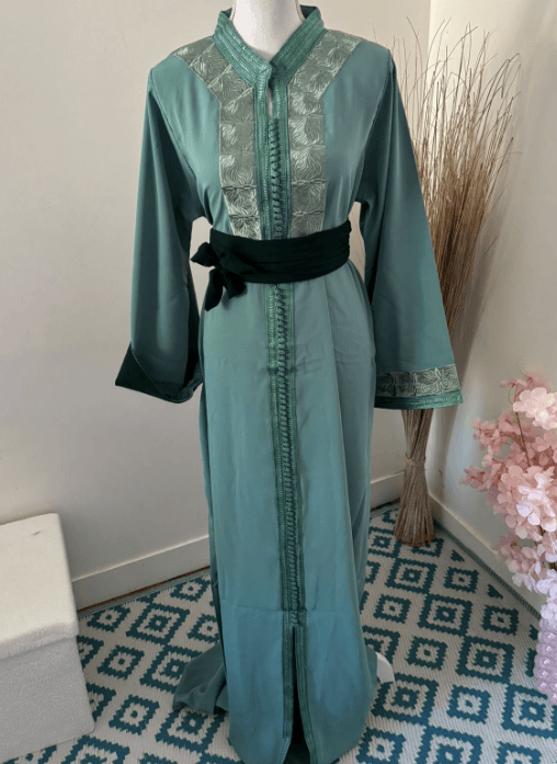Caftan_vert_sauge_brod_avec_ceinture_vue_de_face - ZEYNAYA PRESTIGE 