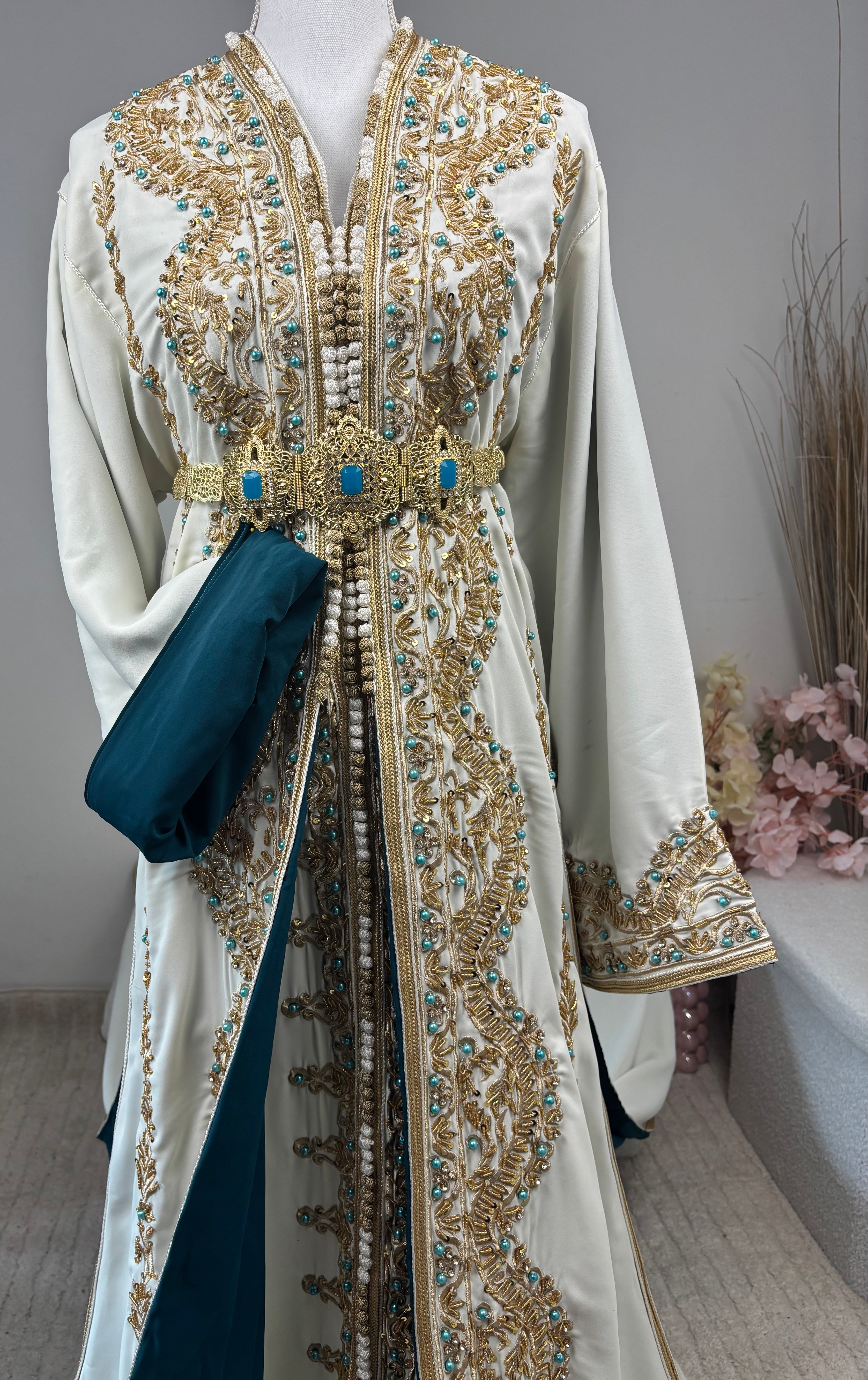 Caftan Mariée Blanc Impérial avec Traîne et Broderies Luxueuses