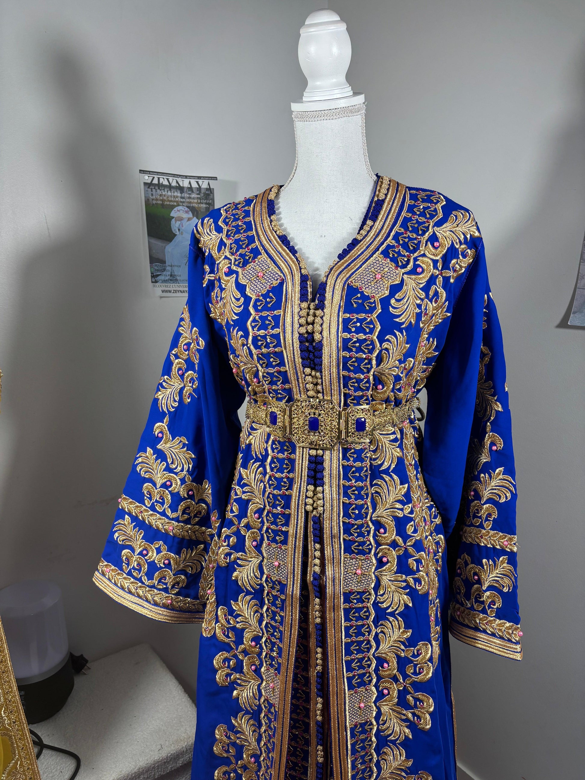 Caftan takchita bleue brodée main - détail finitions luxe