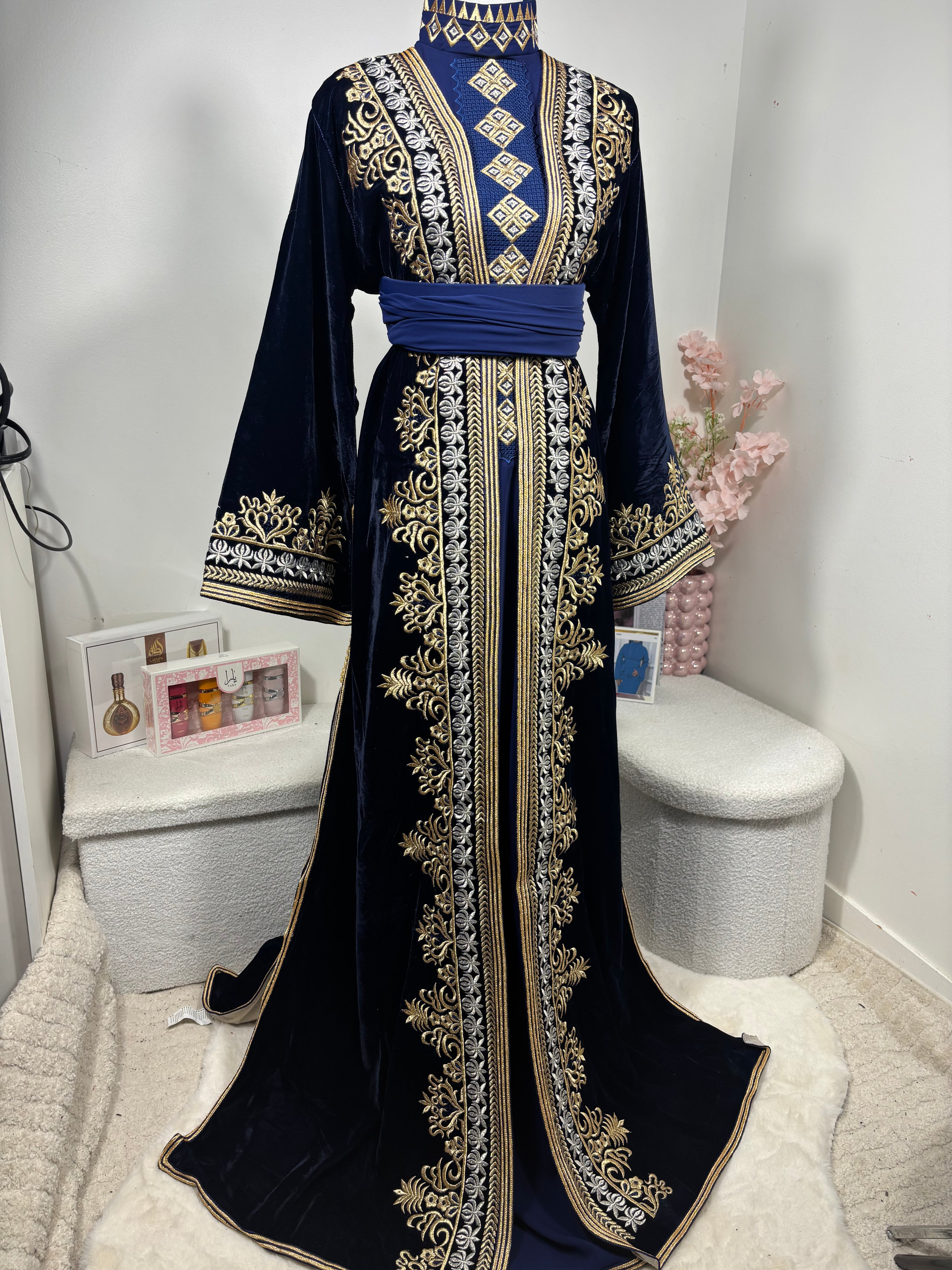 Takchita Royale en Velours Bleu Nuit – Broderies Dorées & Argentées