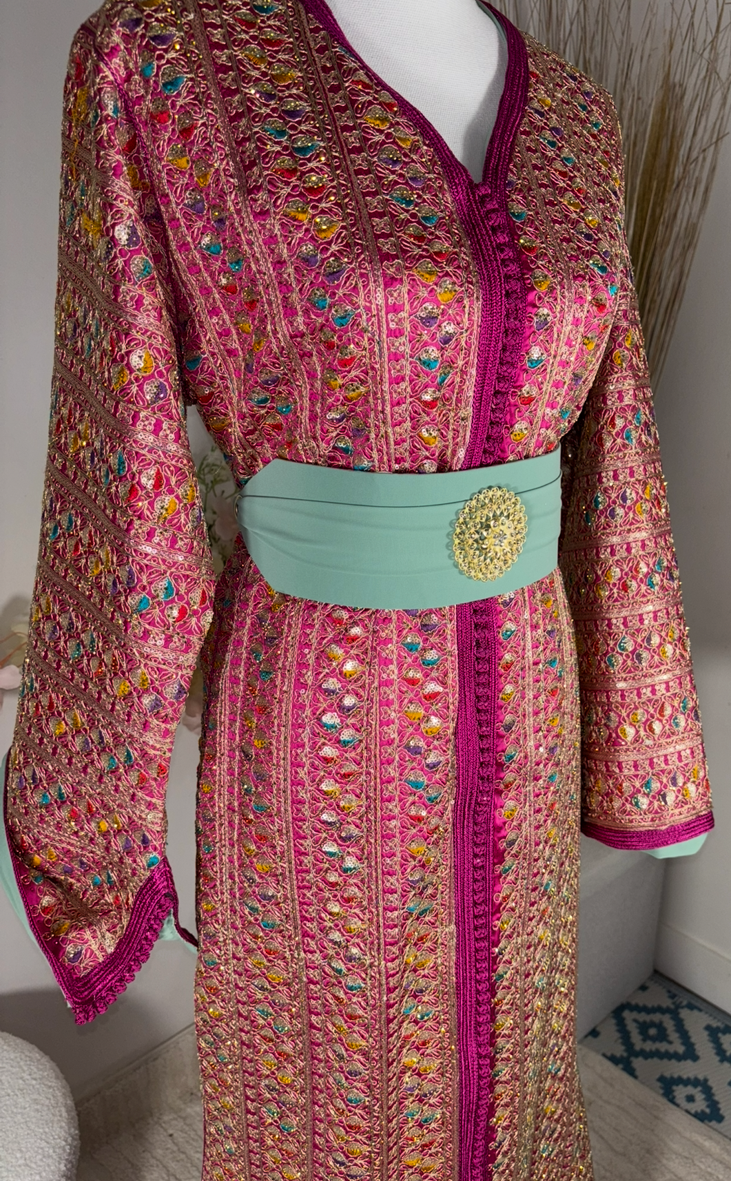 Caftan Prestige Rose & Vert Émeraude – Broderies Multicolores