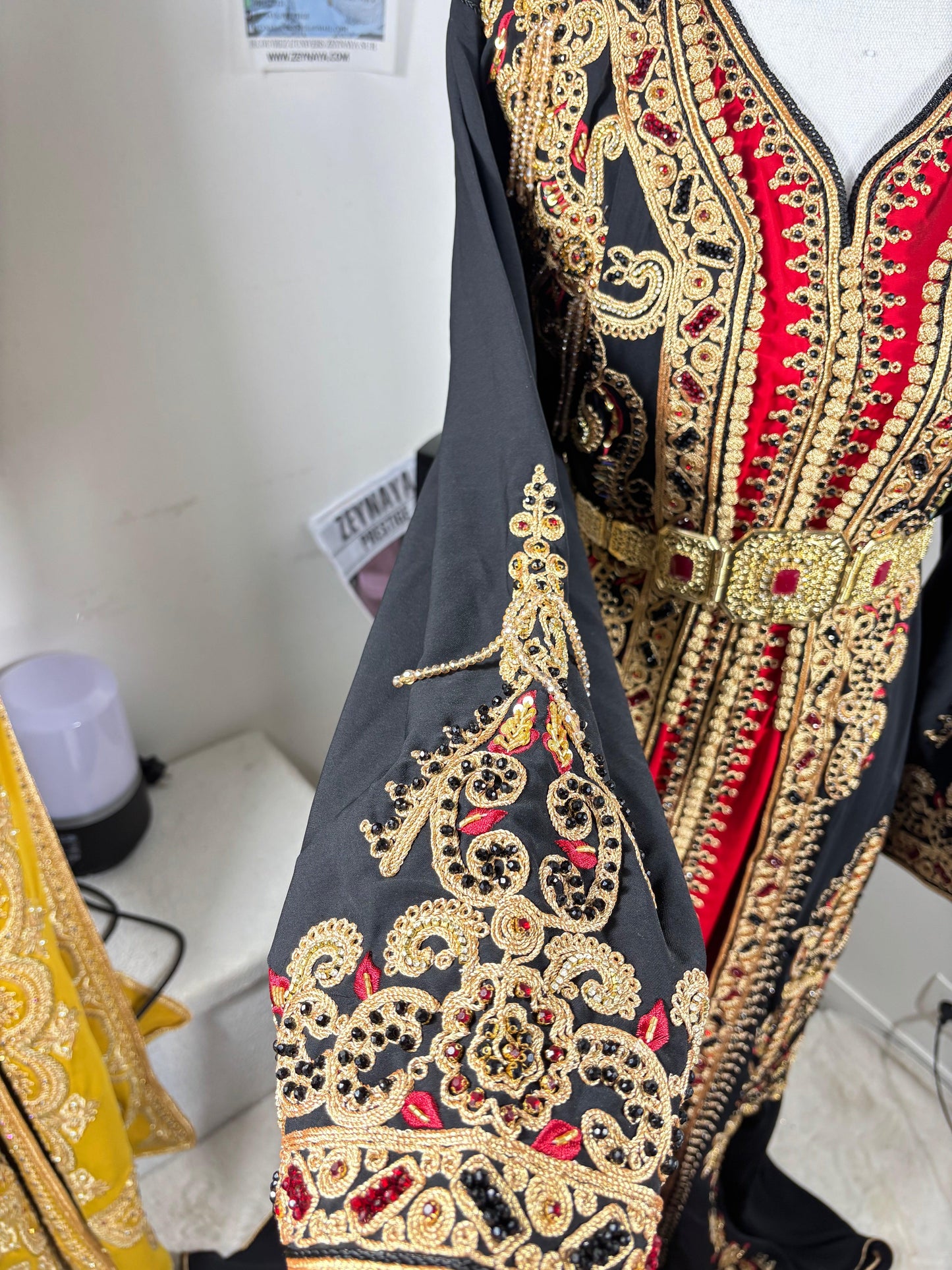 Caftan perle noir et rouge - détail manche - robe marocaine luxe