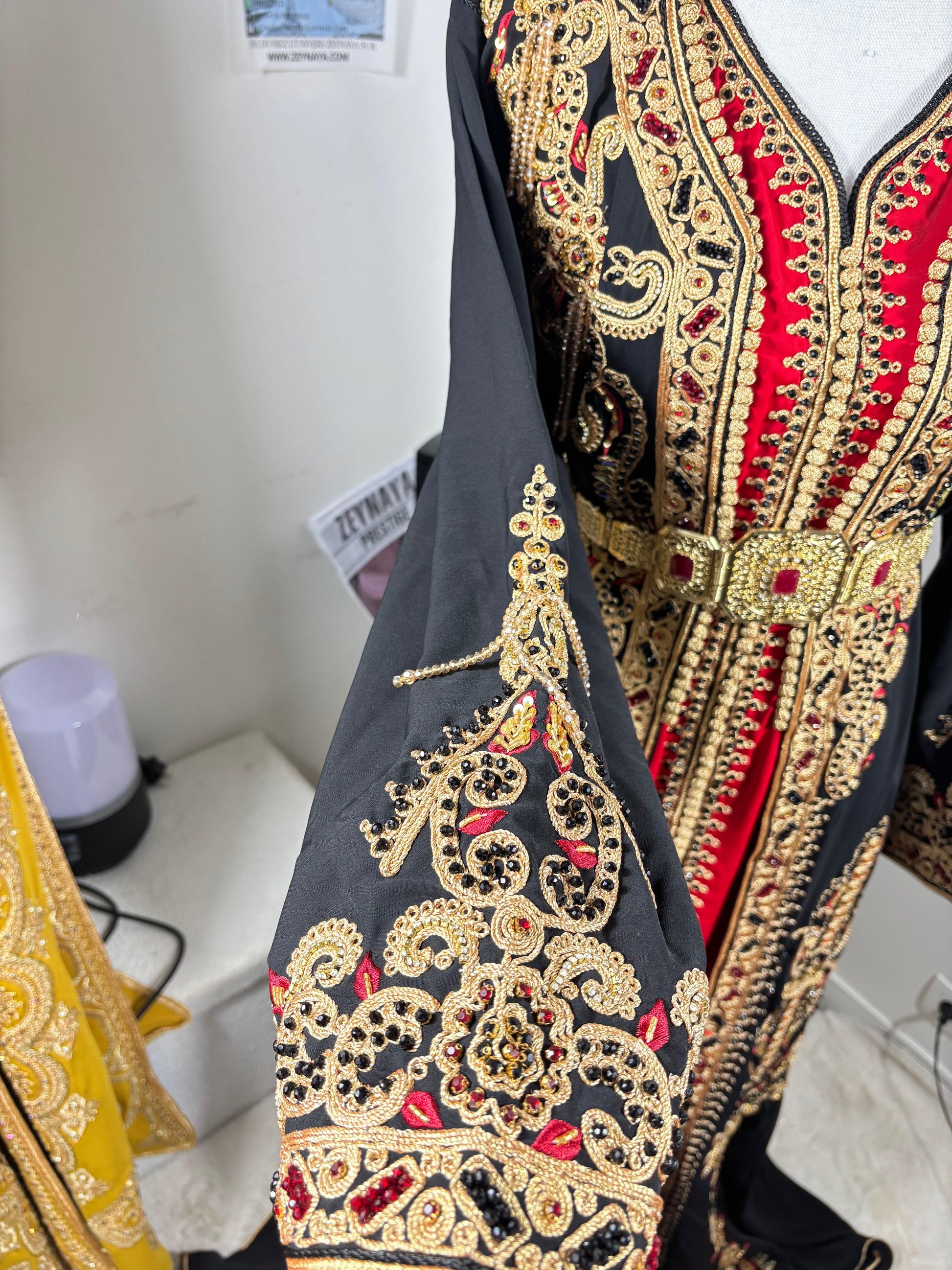 Caftan perle noir et rouge - détail manche - robe marocaine luxe