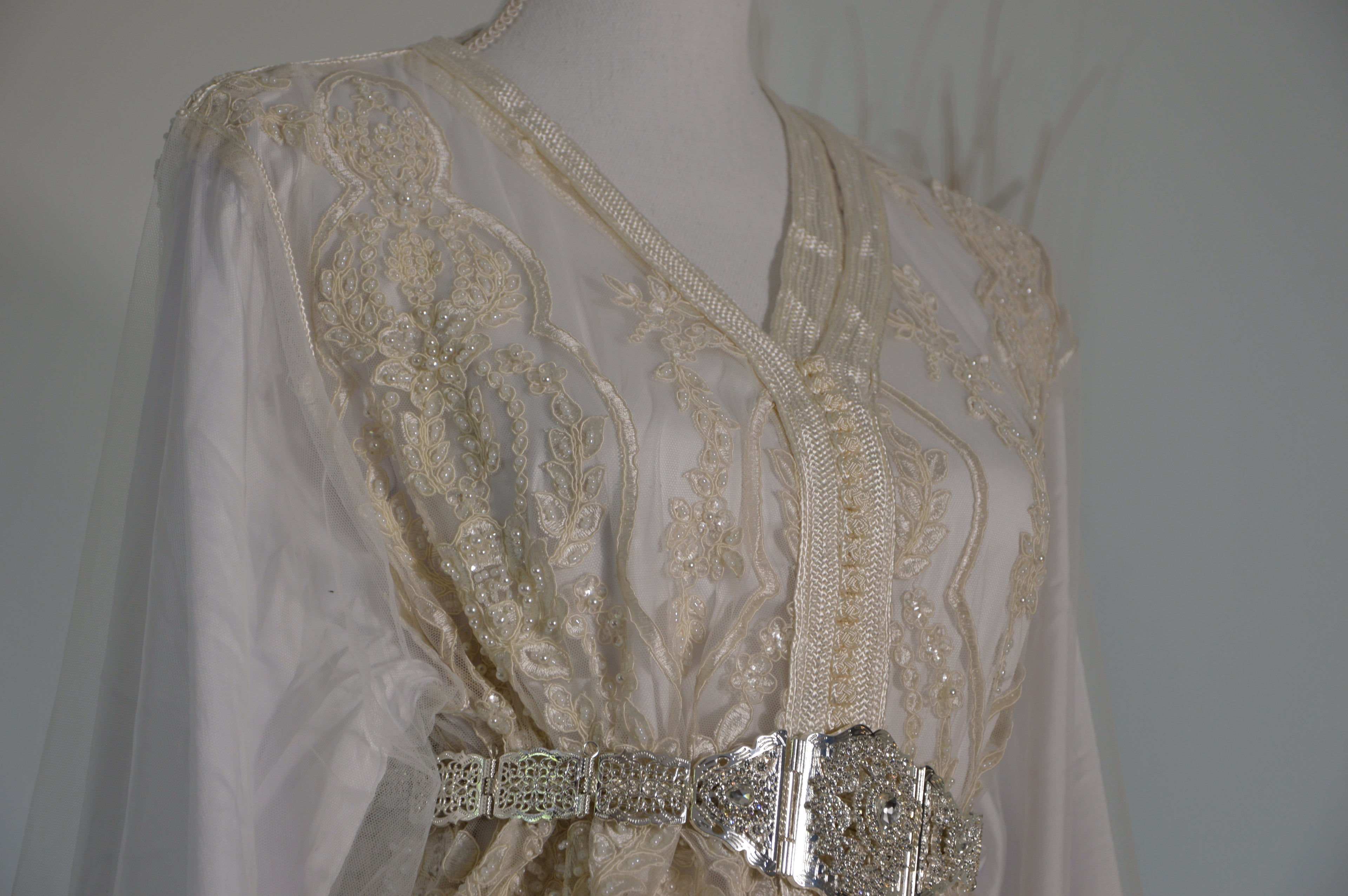 Takchita de la mariée Haute Couture - finement brodée et perlée