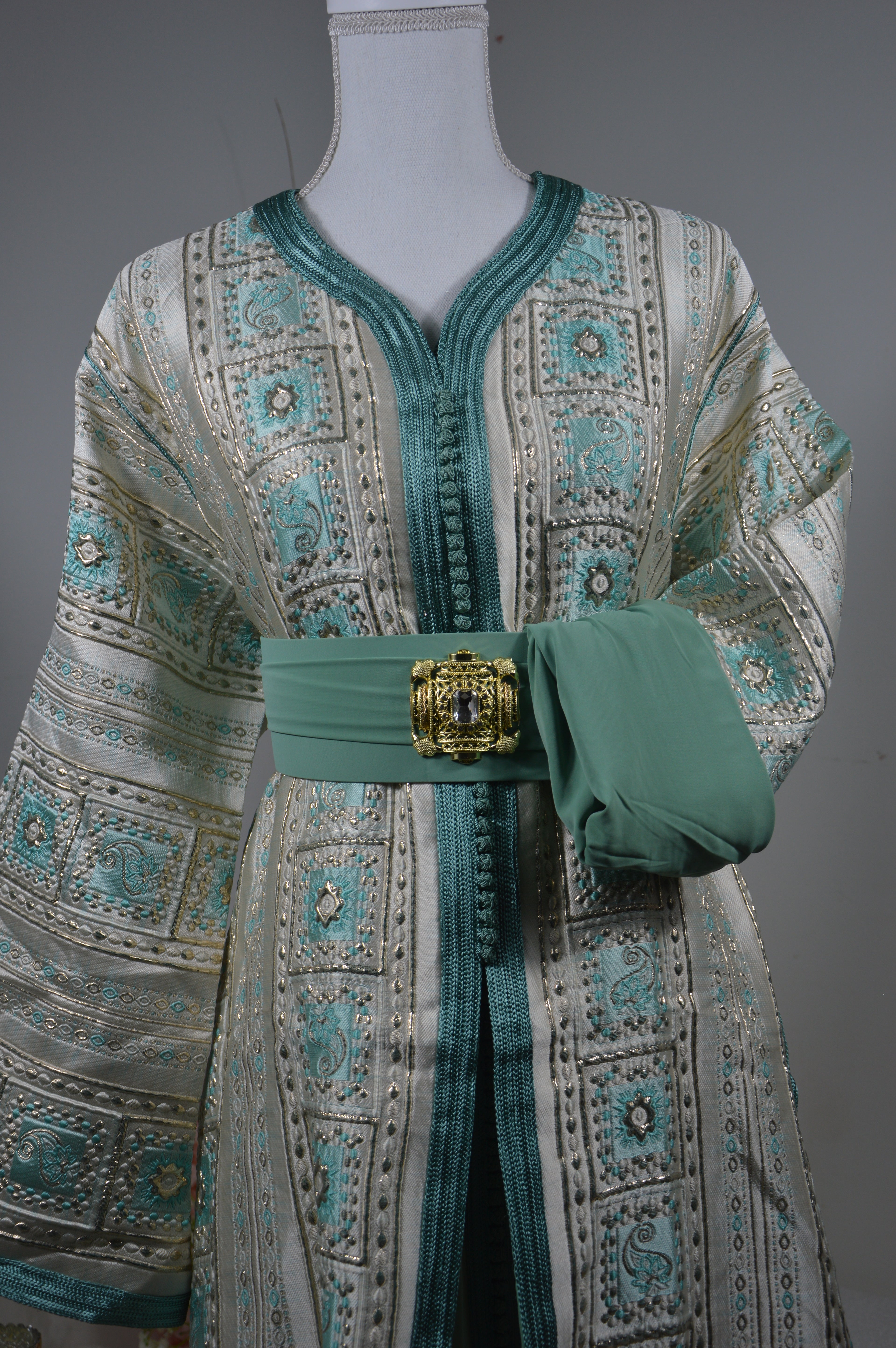 Takchita Brocard Vert Amande & Doré – ZEYNAYA Prestige