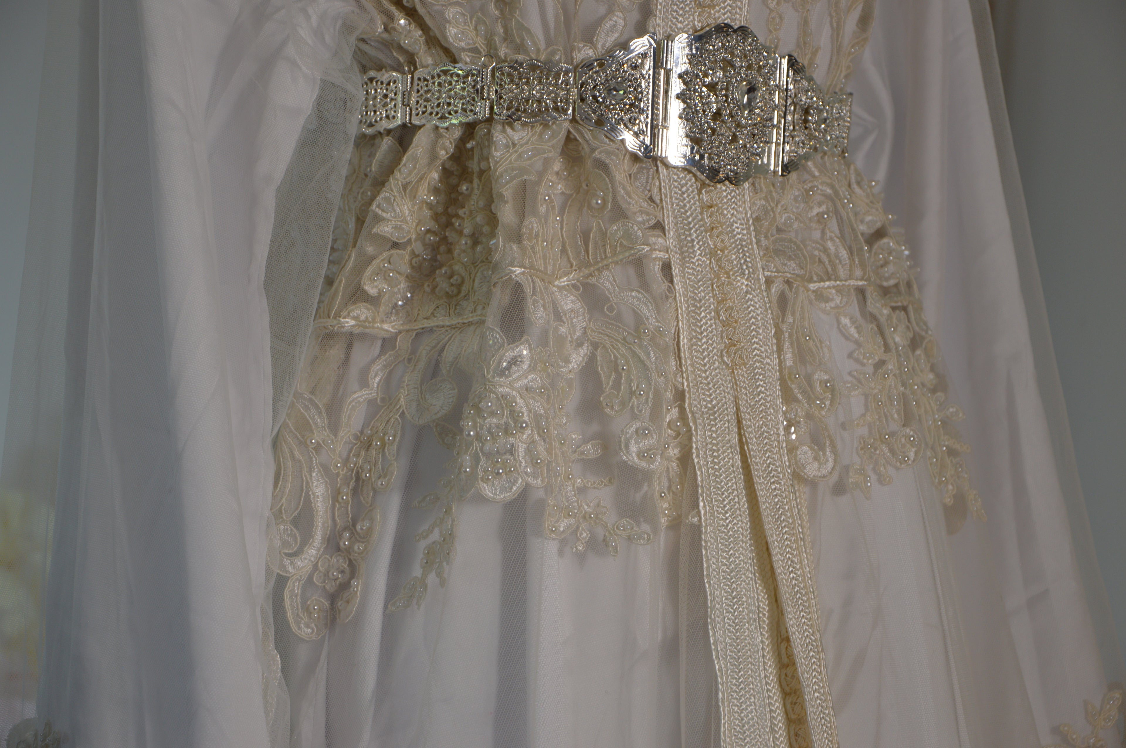 Takchita de la mariée Haute Couture - finement brodée et perlée