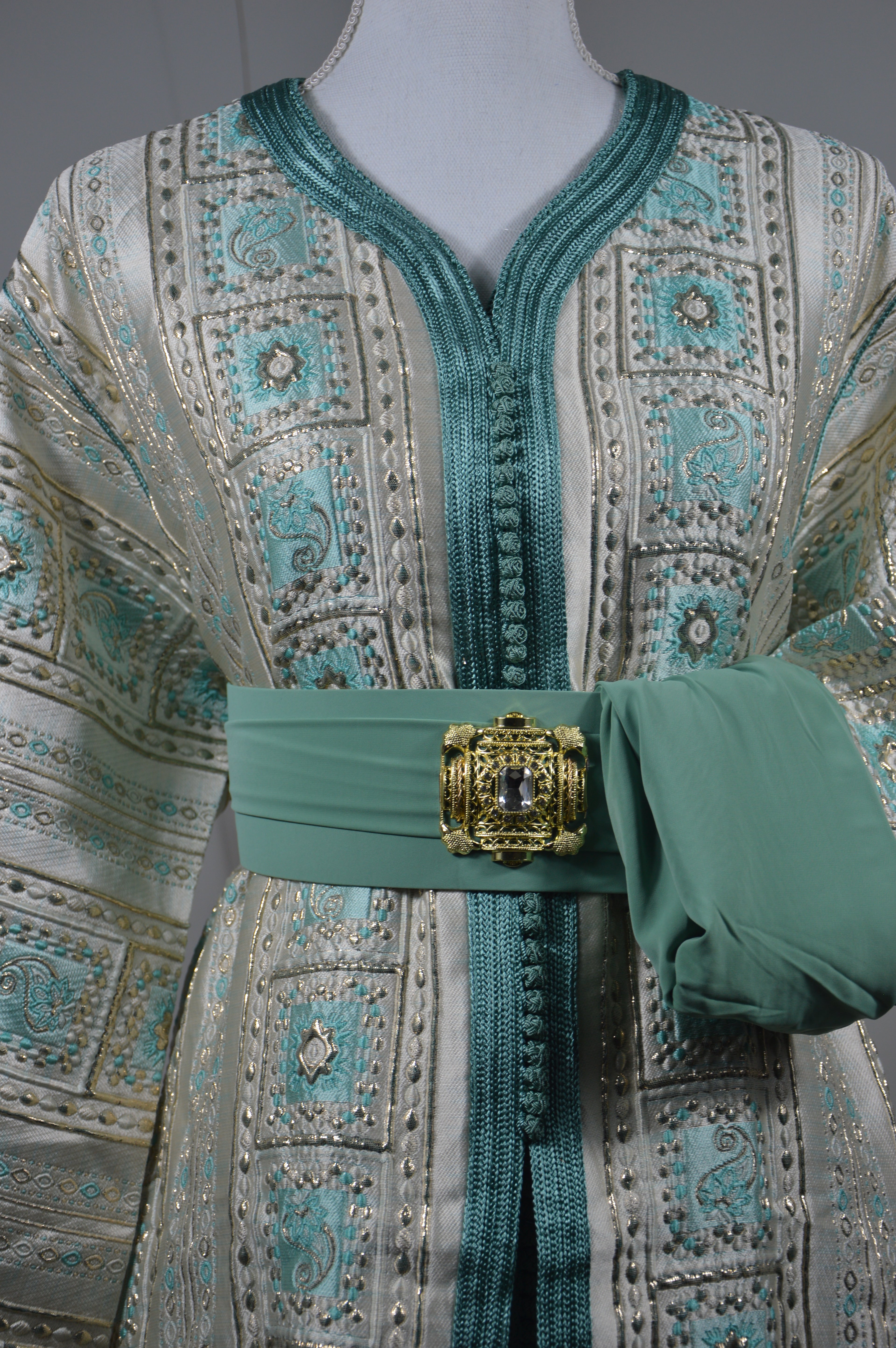 Takchita Brocard Vert Amande & Doré – ZEYNAYA Prestige