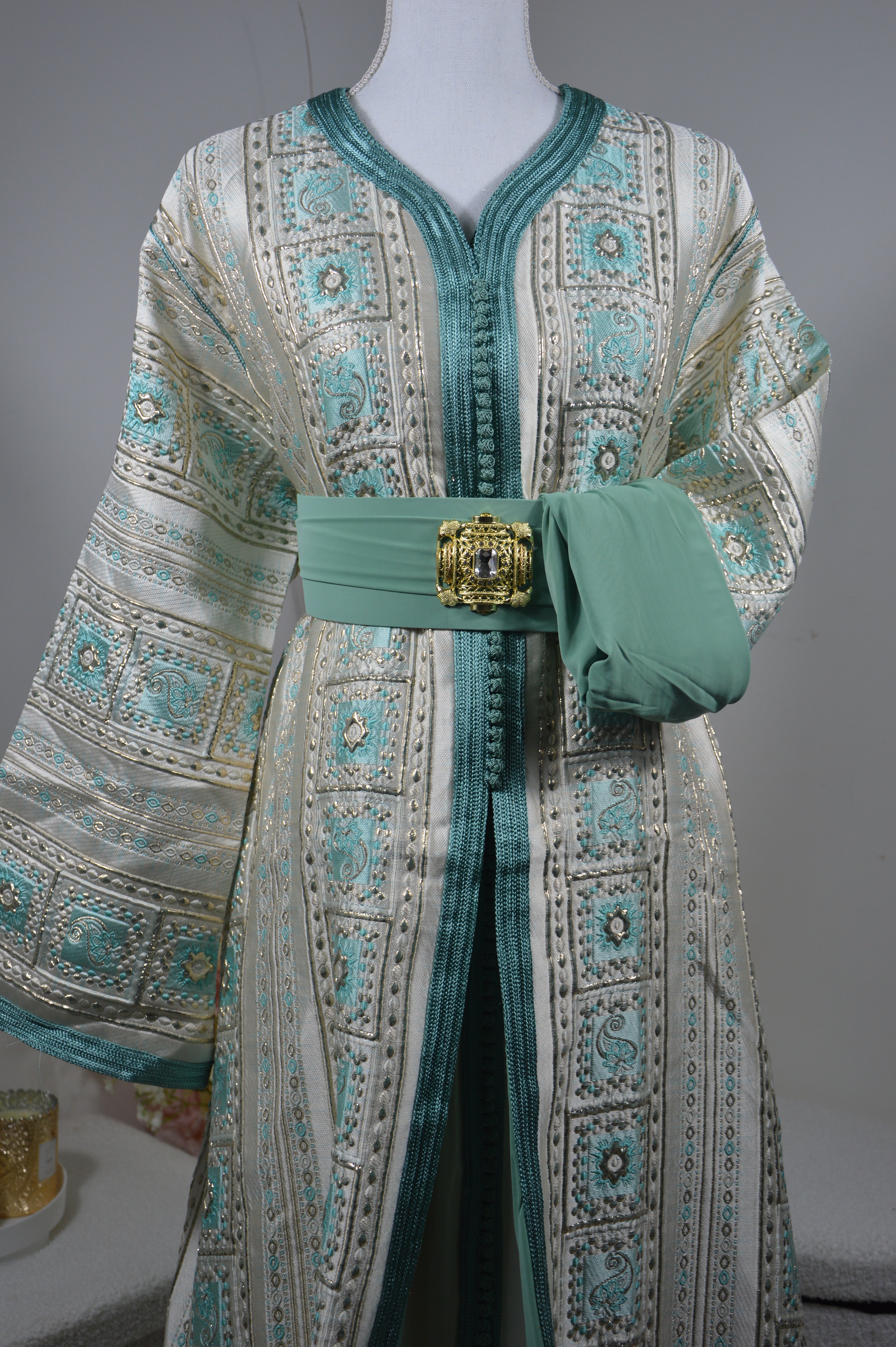 Takchita Brocard Vert Amande & Doré – ZEYNAYA Prestige