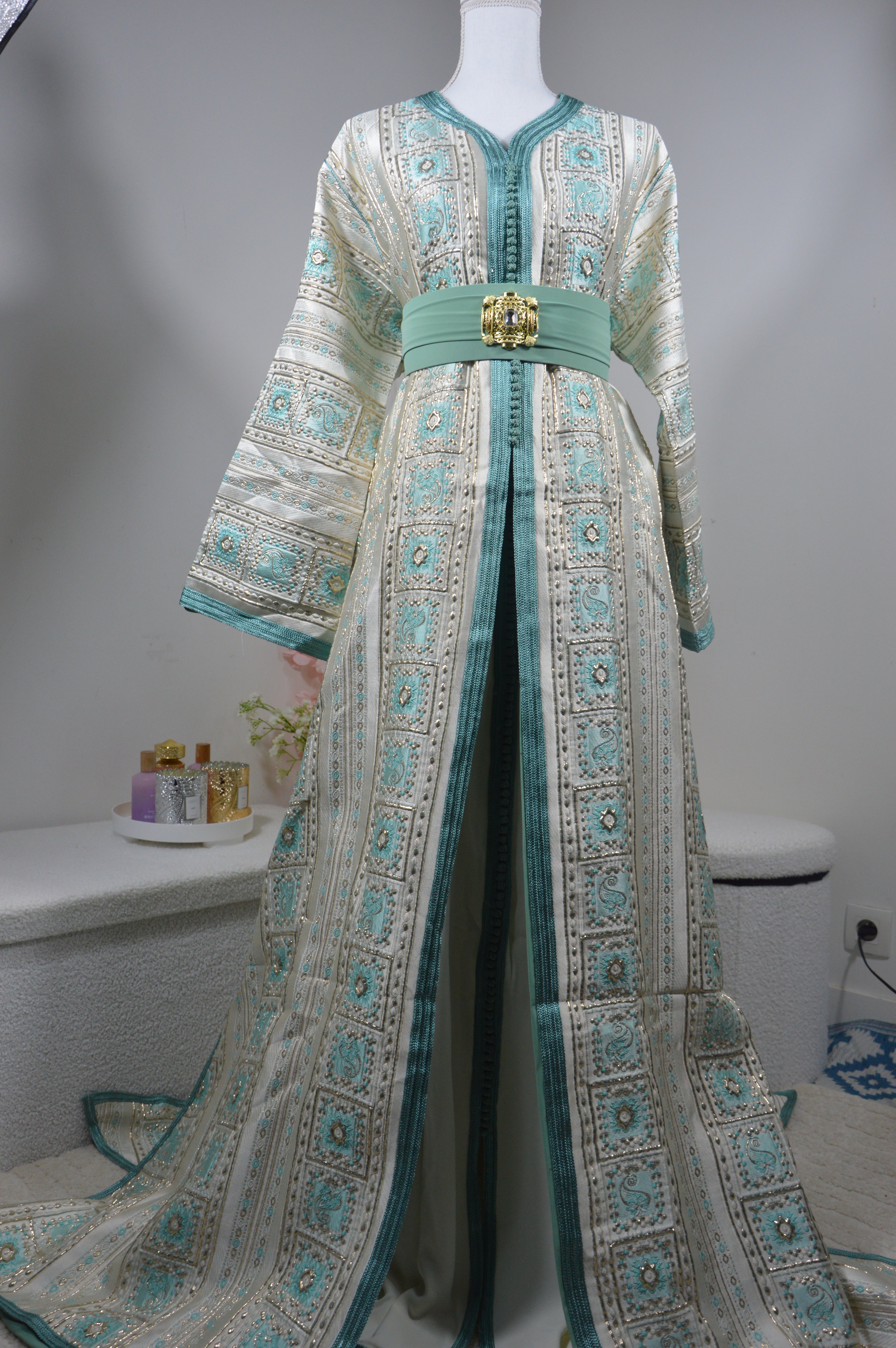 Takchita Brocard Vert Amande & Doré – ZEYNAYA Prestige