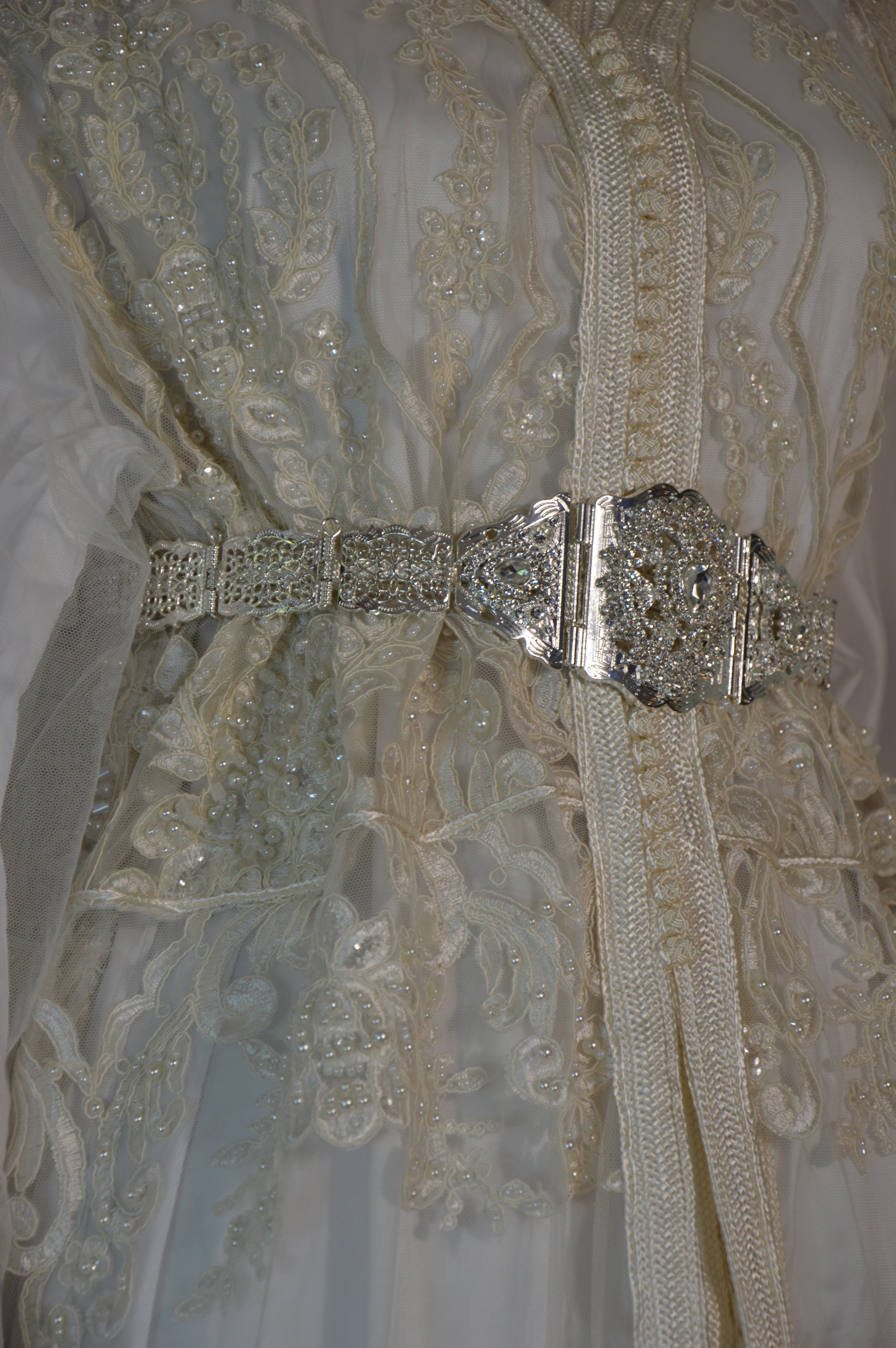 Takchita de la mariée Haute Couture - finement brodée et perlée