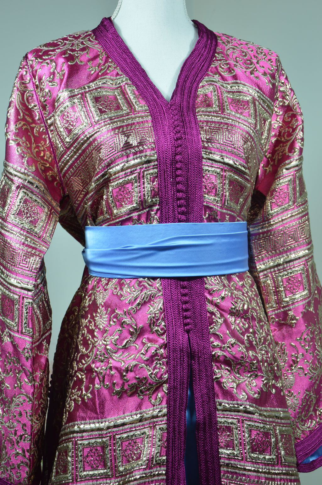 Takchita Brocard Fuchsia & Or – Ceinture Bleue Satinée