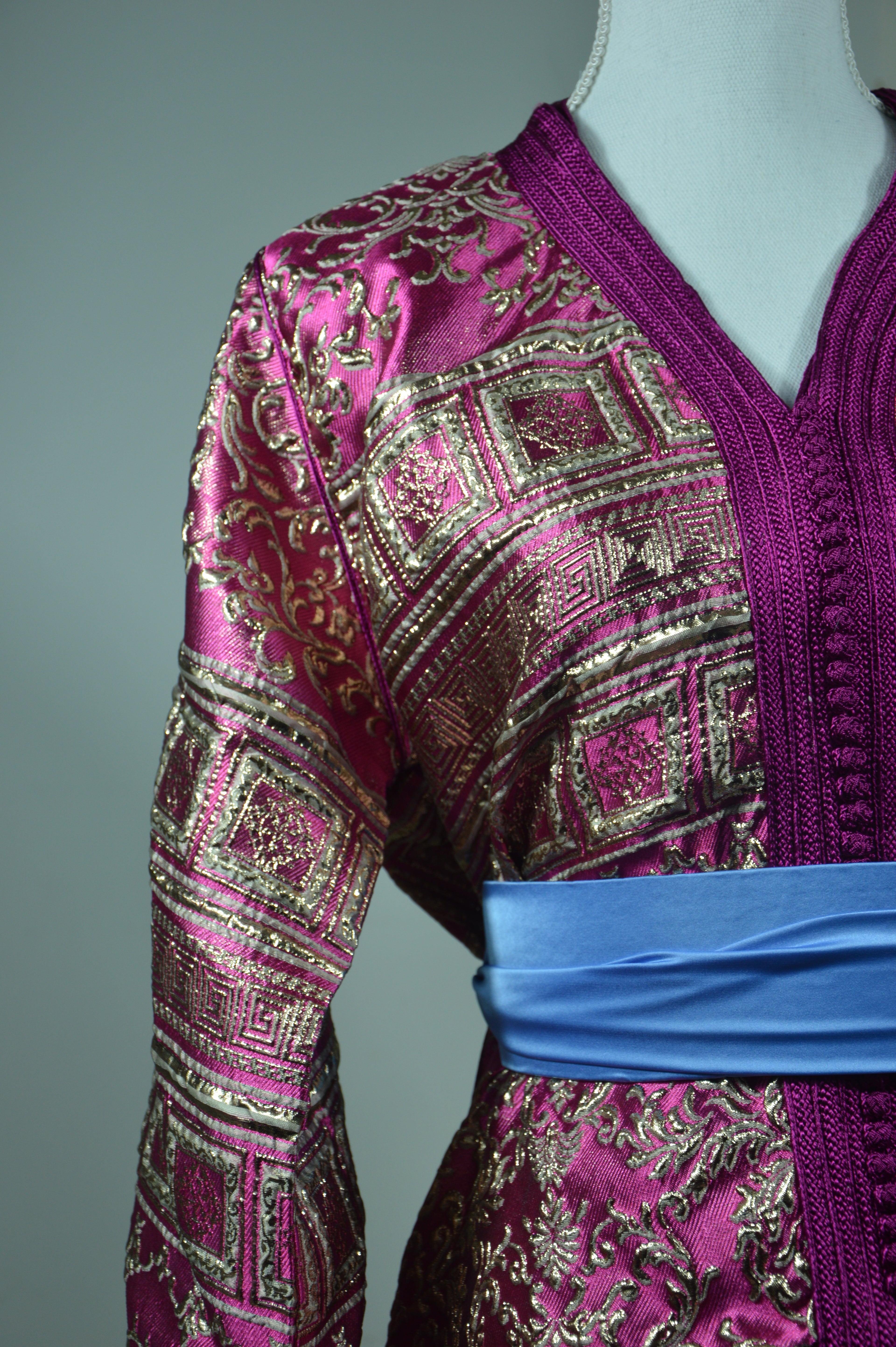 Takchita Brocard Fuchsia & Or – Ceinture Bleue Satinée