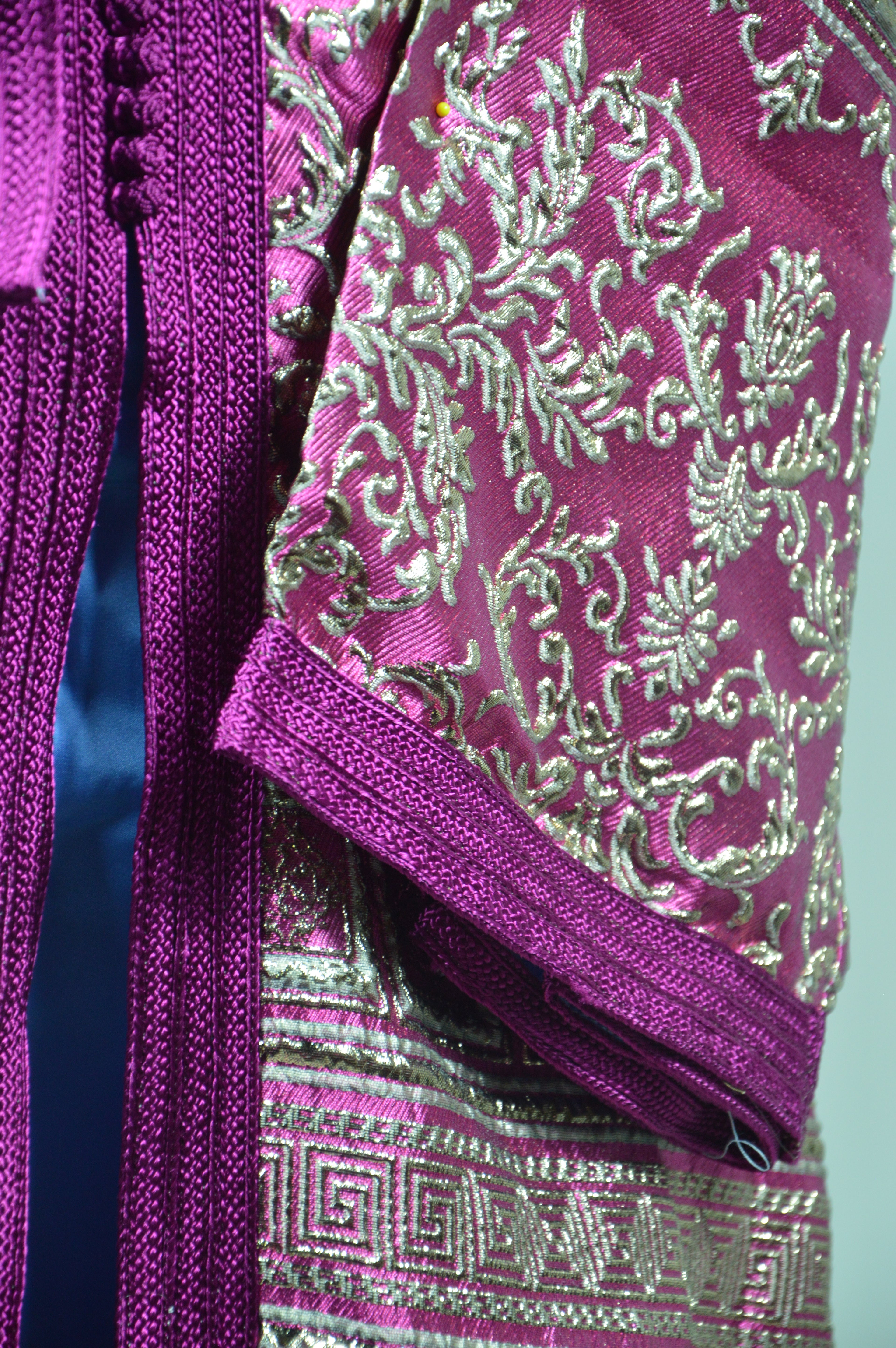 Takchita Brocard Fuchsia & Or – Ceinture Bleue Satinée