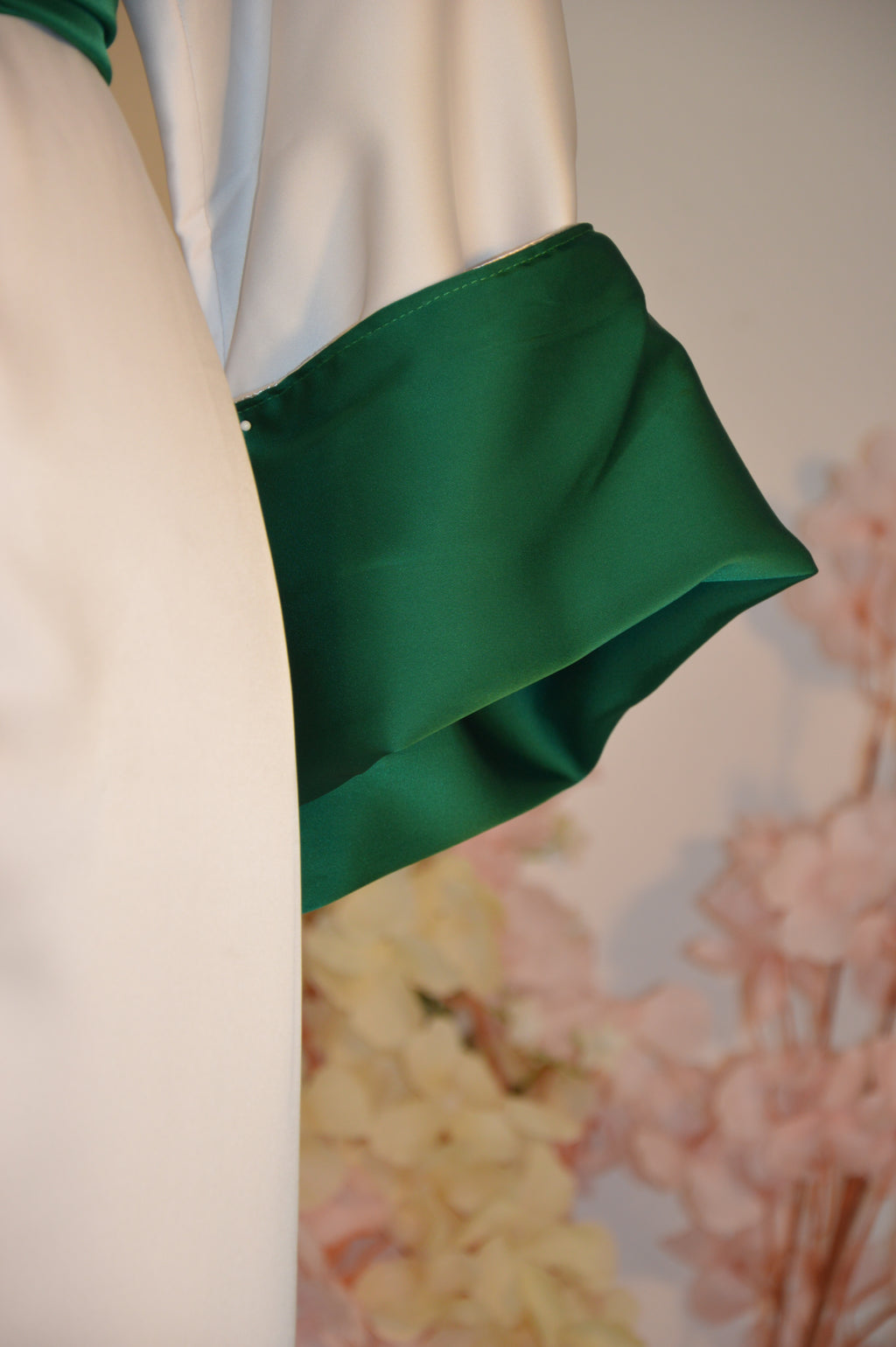 Caftan blanc satiné liseré vert