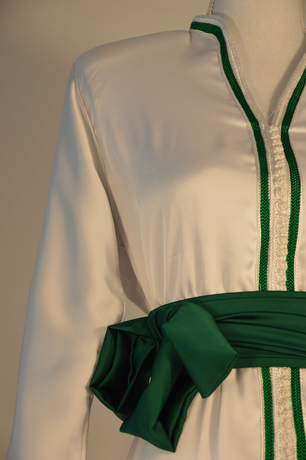 Caftan blanc satiné liseré vert