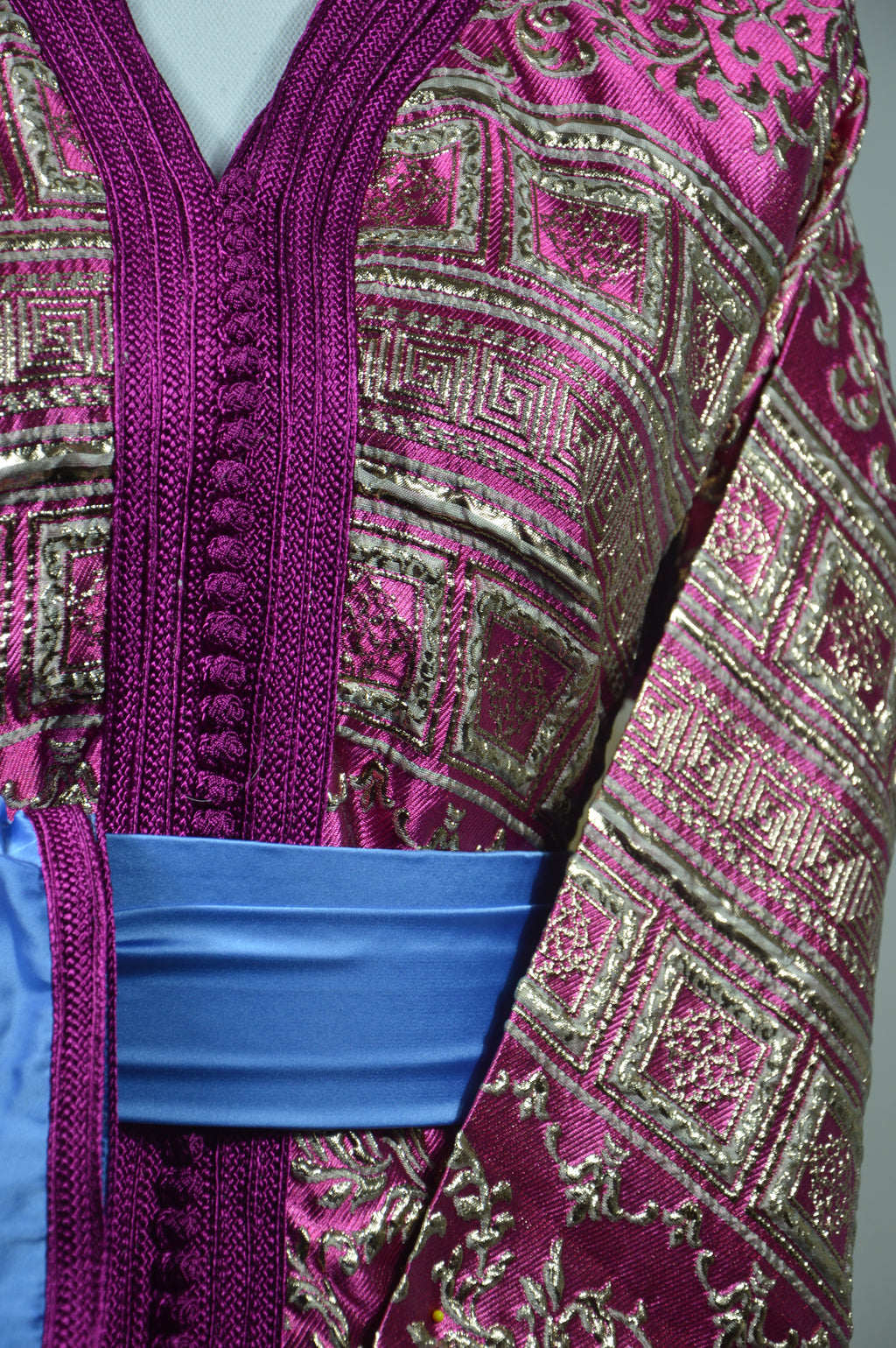 Takchita Brocard Fuchsia & Or – Ceinture Bleue Satinée