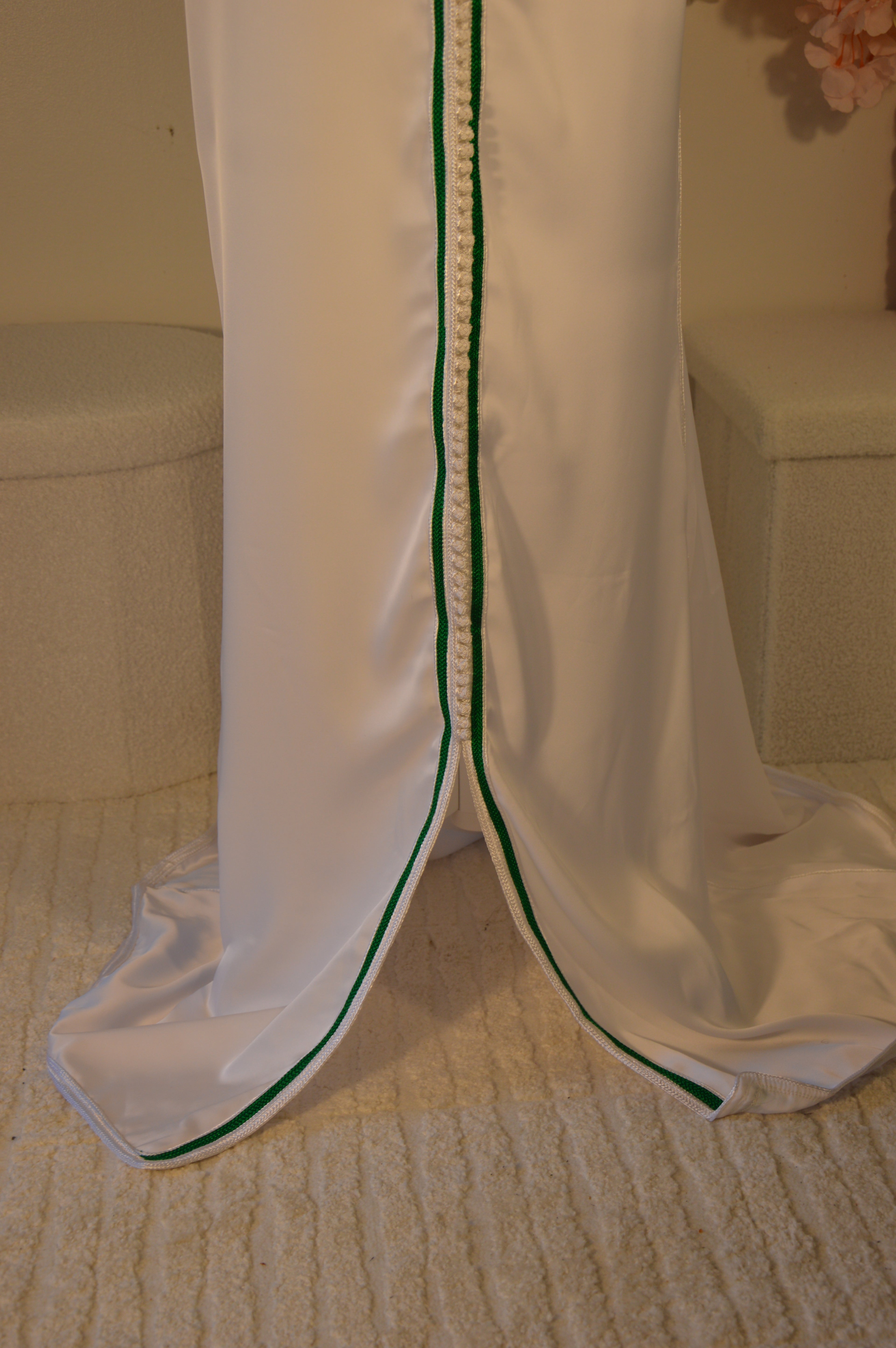 Caftan blanc satiné liseré vert