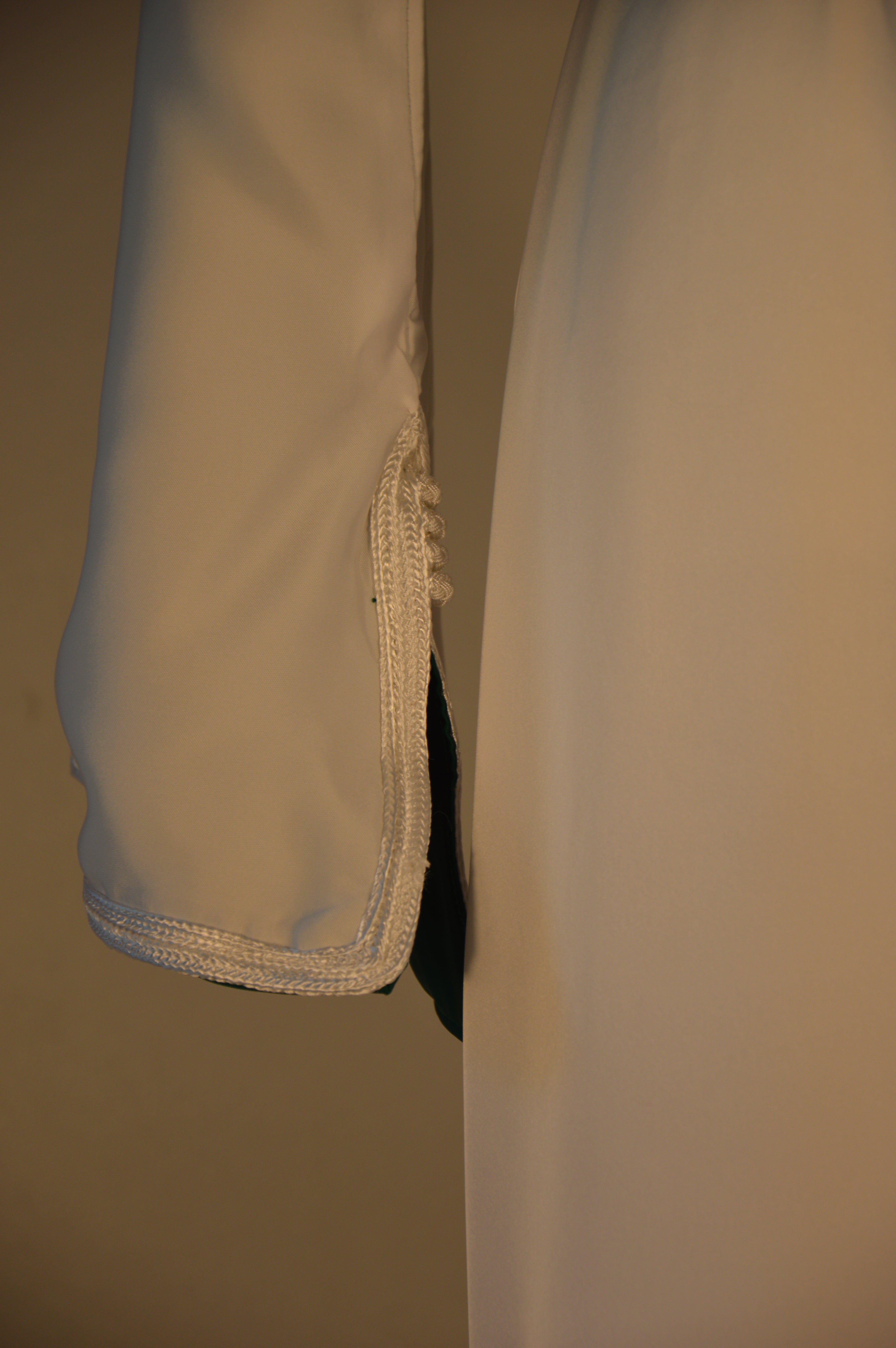 Caftan blanc satiné liseré vert