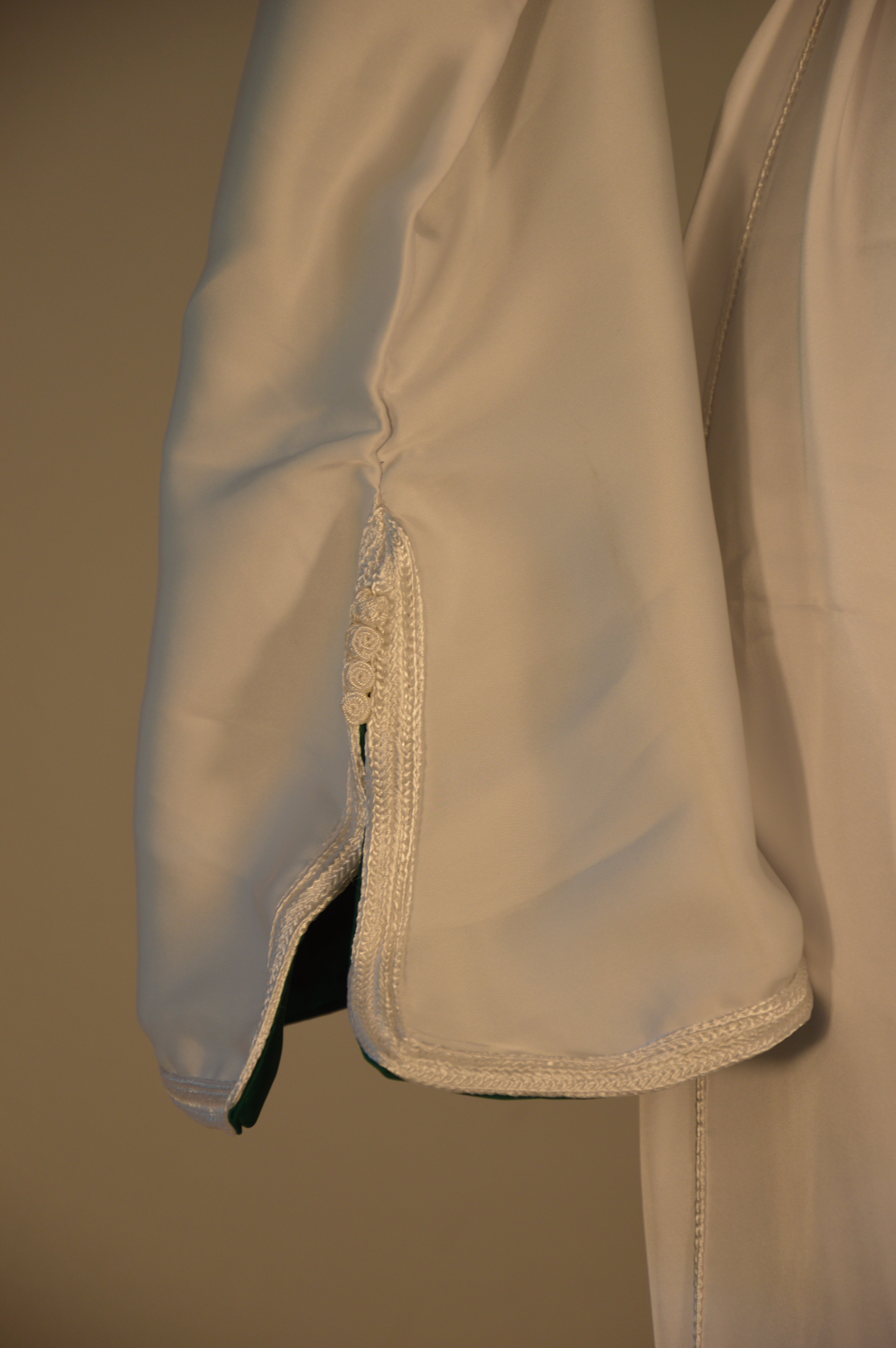 Caftan blanc satiné liseré vert