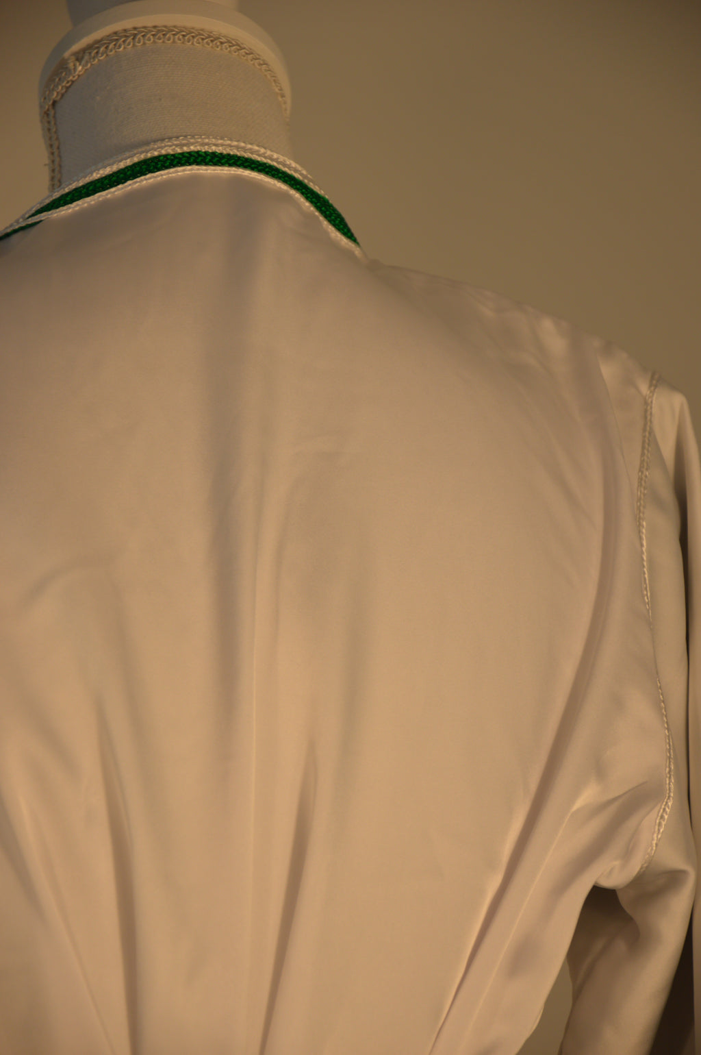 Caftan blanc satiné liseré vert