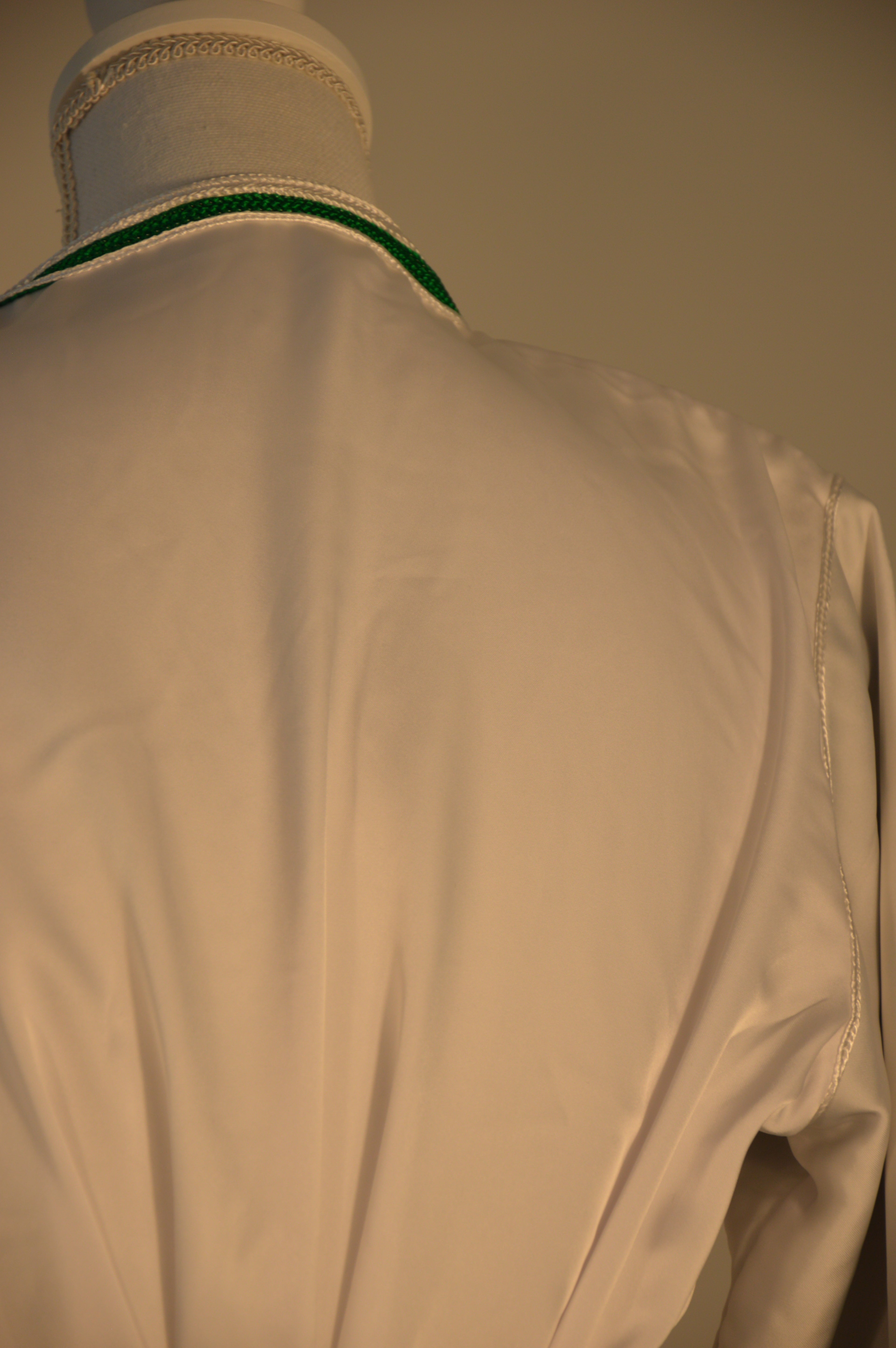 Caftan blanc satiné liseré vert