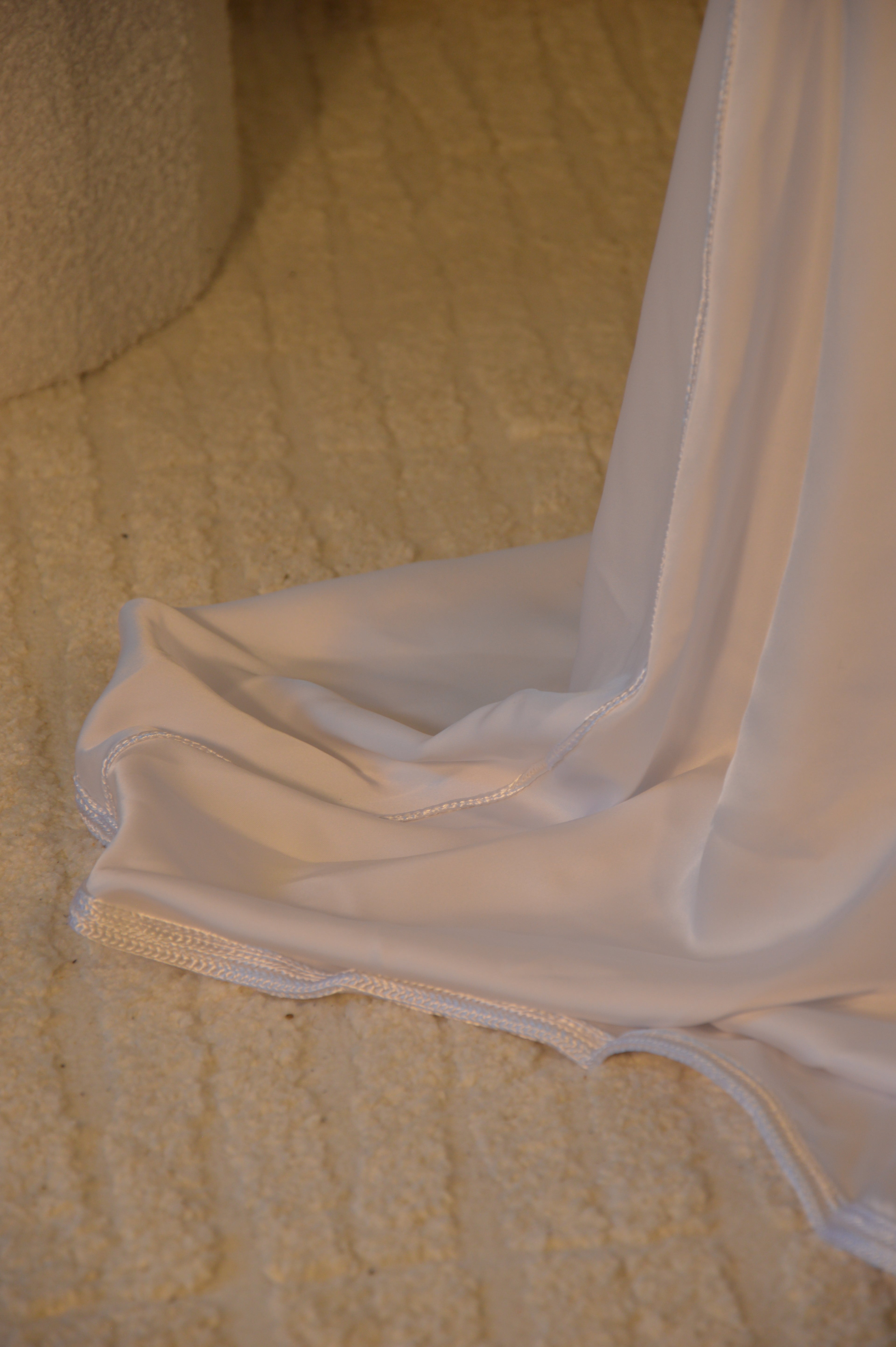 Caftan blanc satiné liseré vert