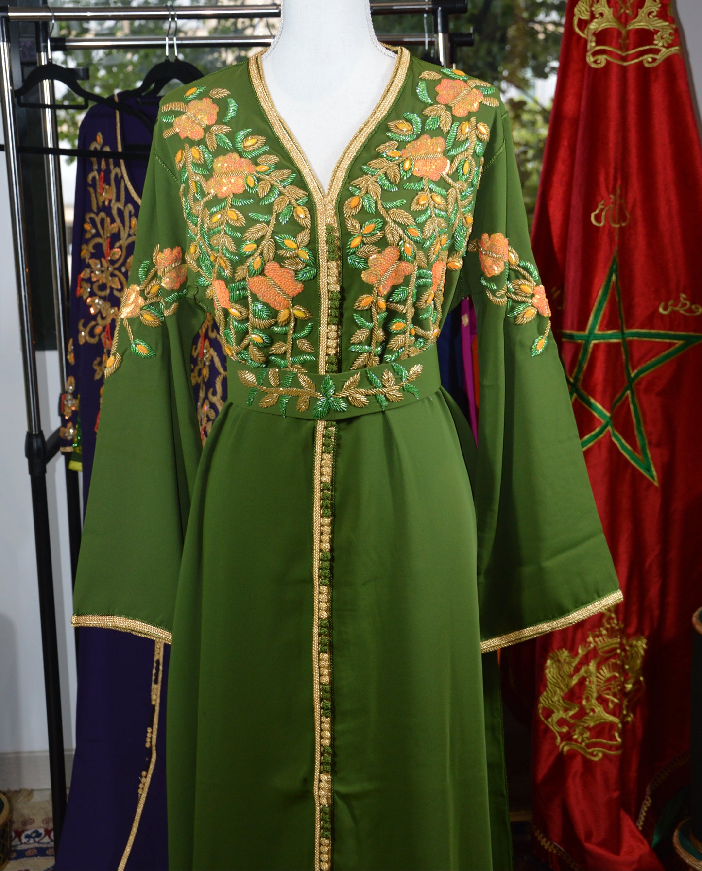 Caftan Vert Brodé et sa ceinture florale
