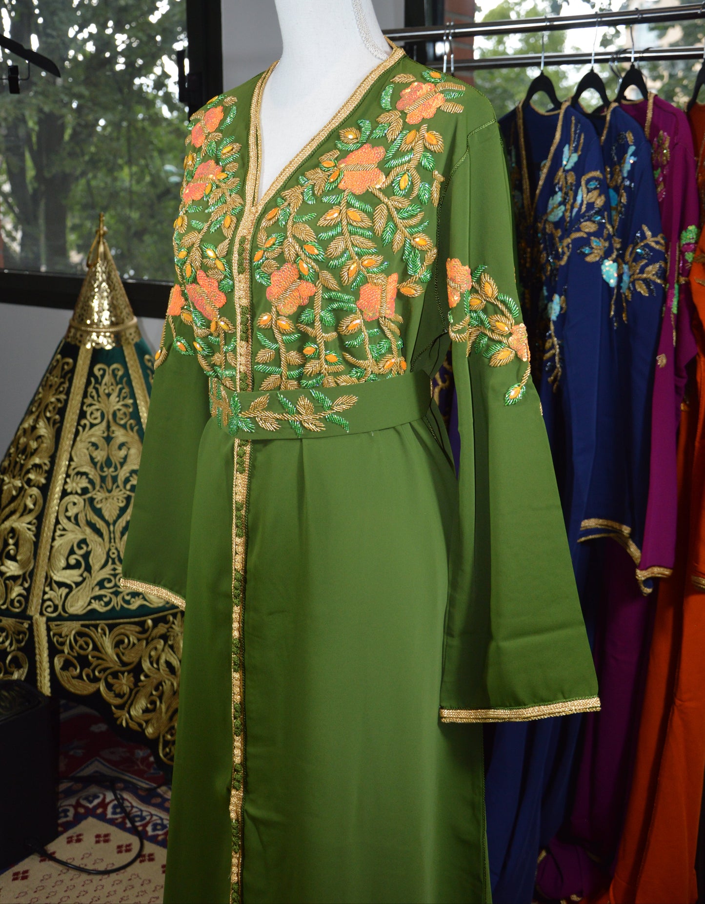 Caftan Vert Brodé et sa ceinture florale
