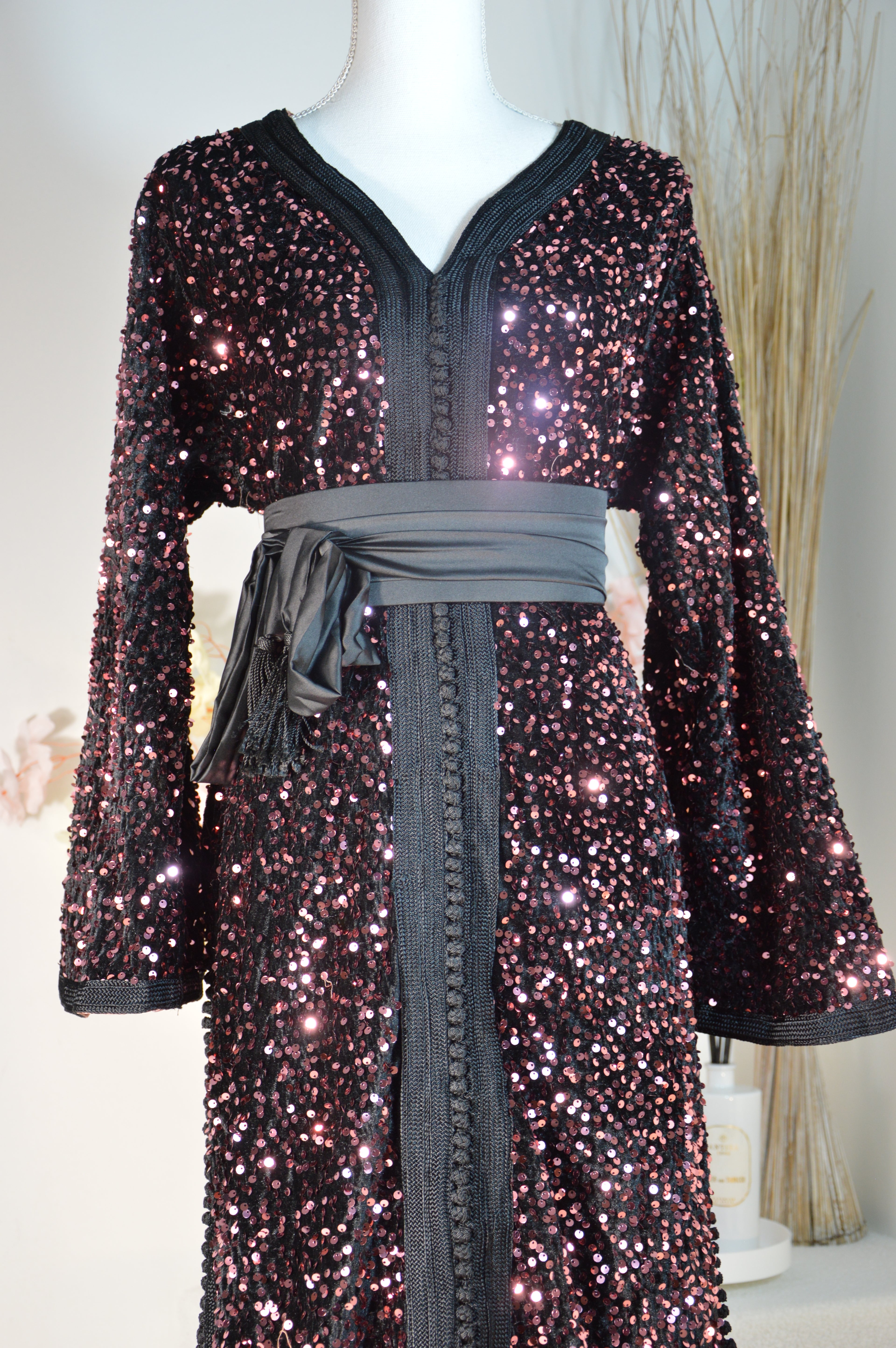 Caftan noire sequins scintillants – Ceinture drapée - Zeynaya Prestige