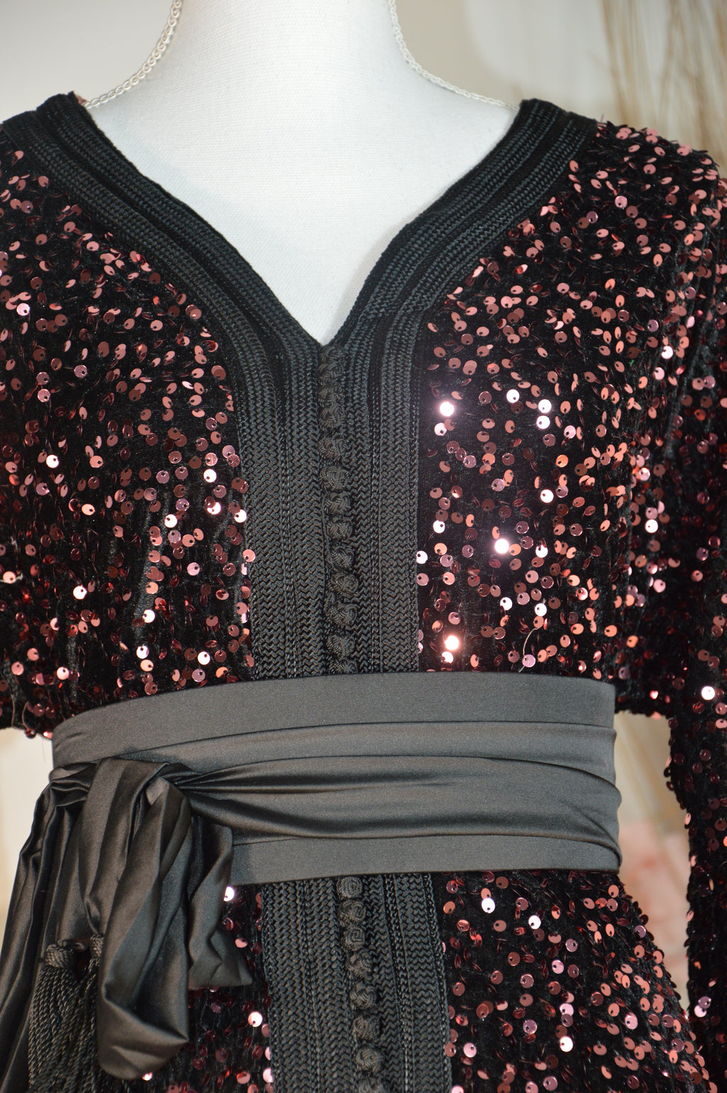 Caftan noire sequins scintillants – Ceinture drapée - Zeynaya Prestige