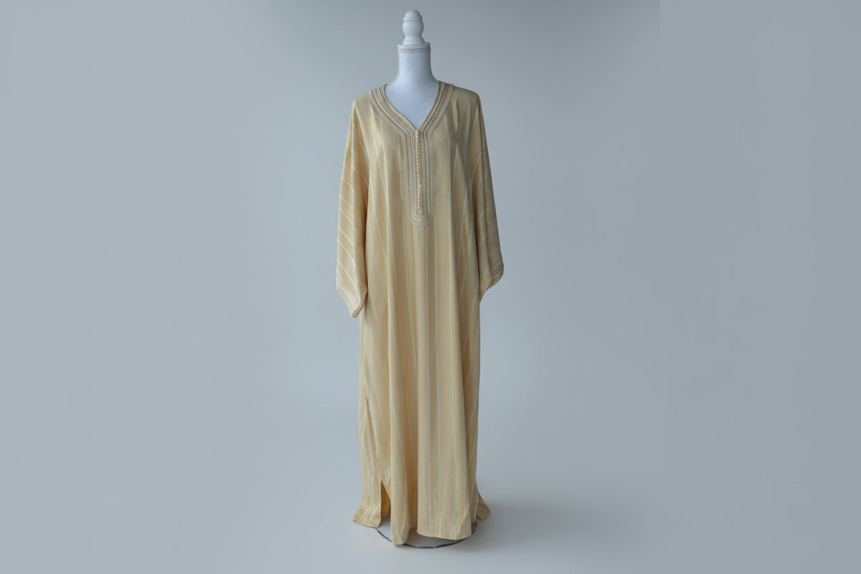 Gandoura Johara Or & Nude – Douceur Dorée & Élégance Marocaine