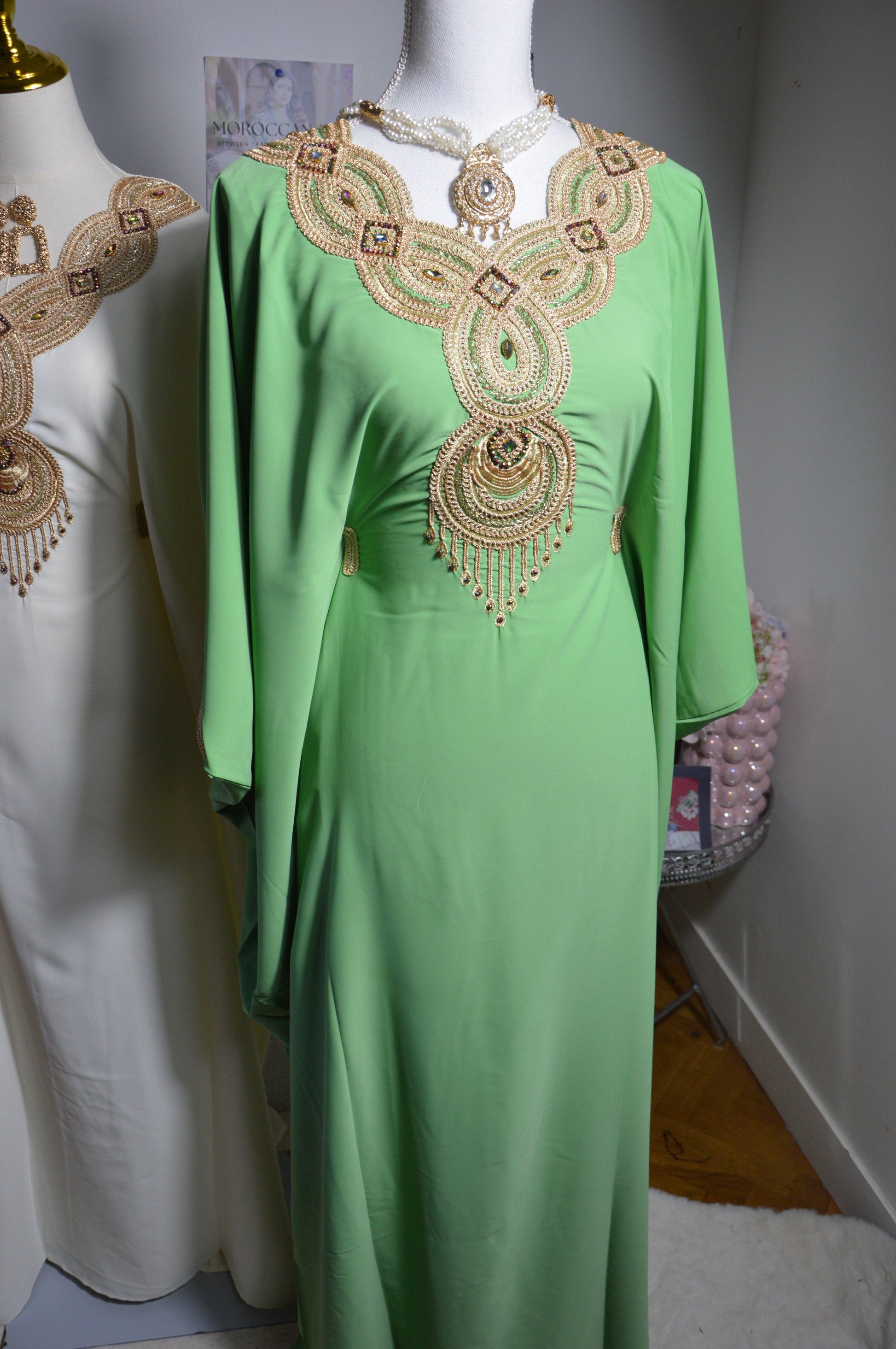 Détail broderie or artisanale sur gandoura farasha verte