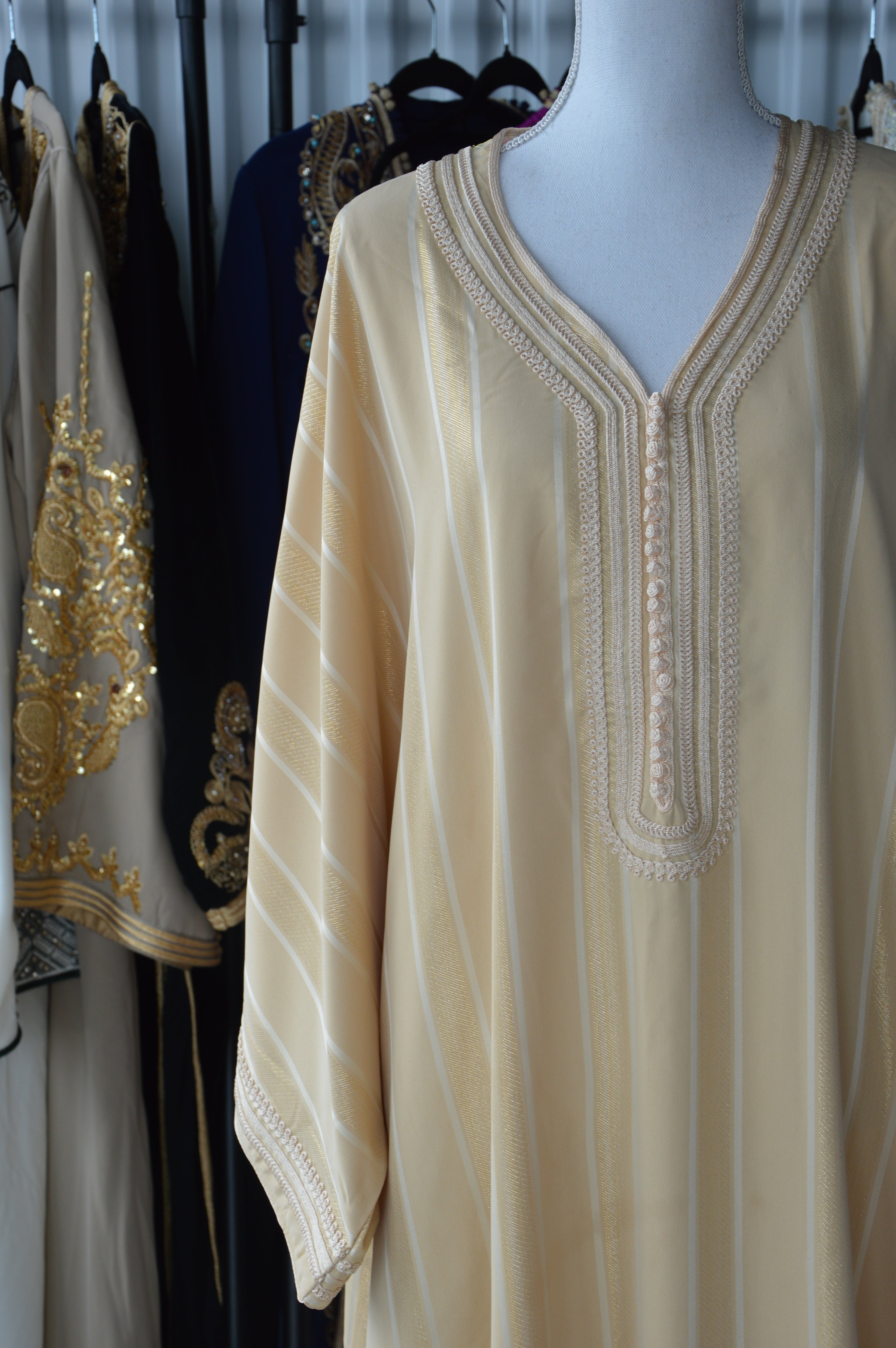 Gandoura Johara Or & Nude – Douceur Dorée & Élégance Marocaine