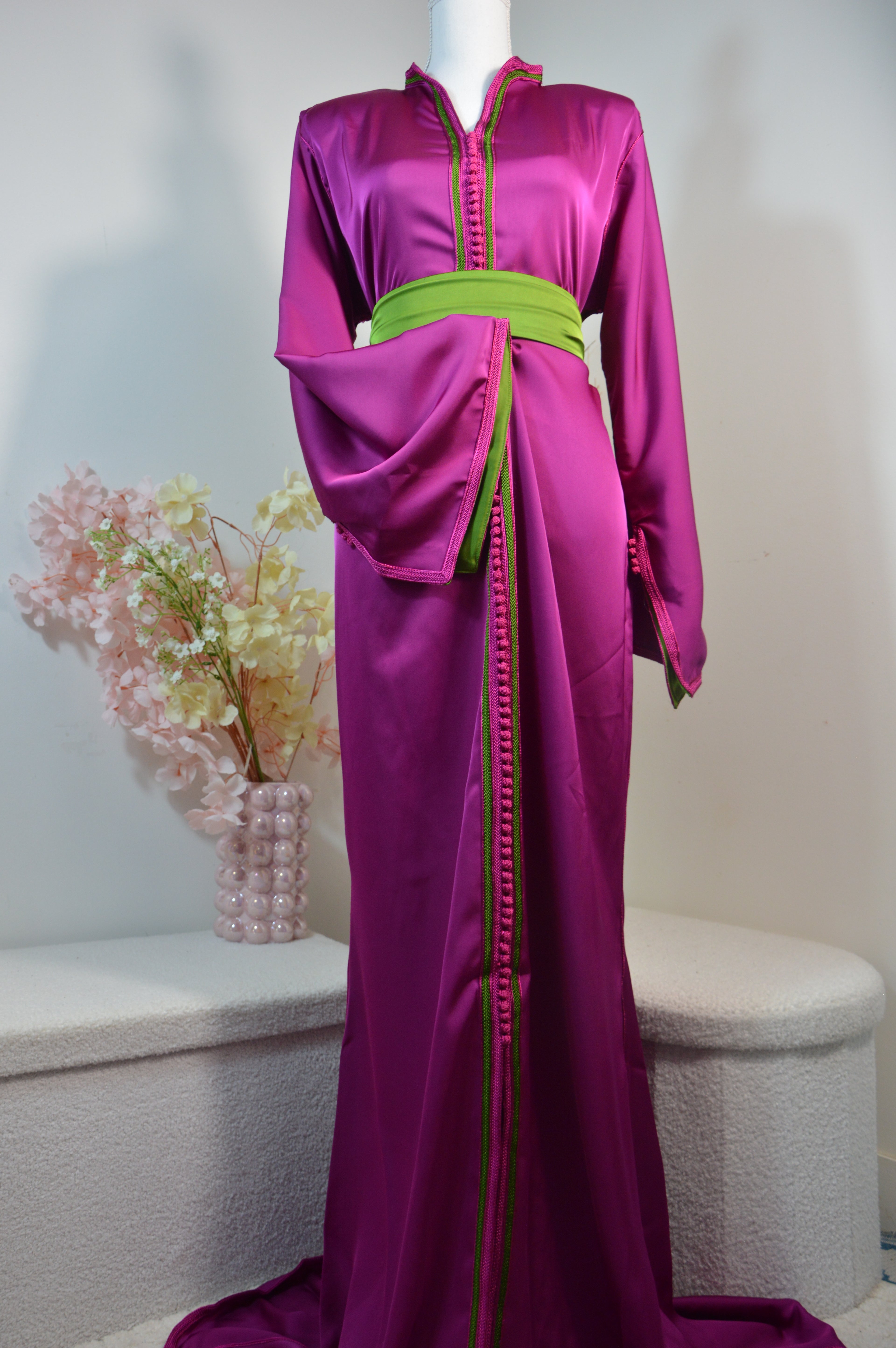 Caftan Satin Fuchsia & Ceinture Verte – ZEYNAYA Prestige