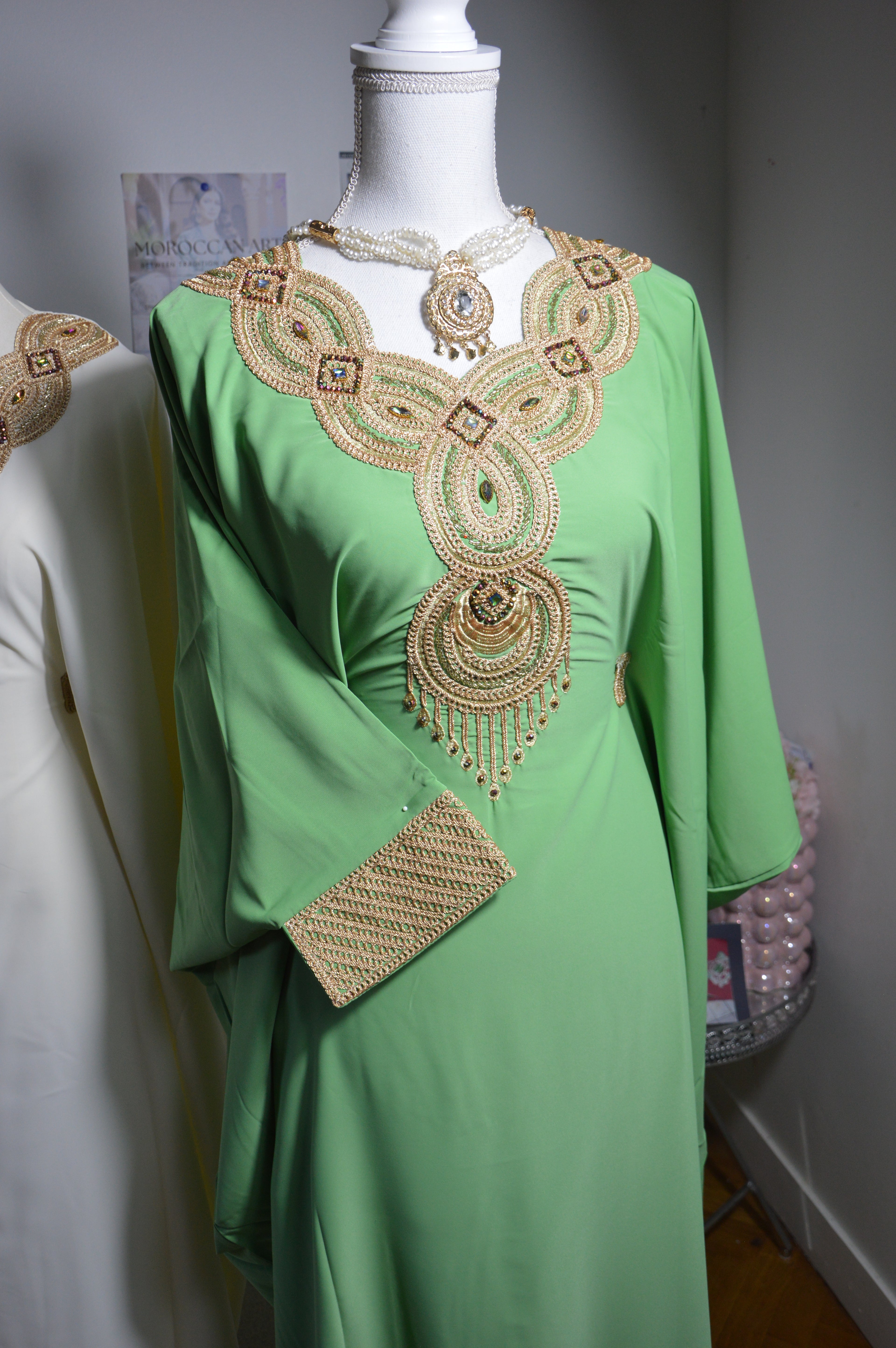 Gandoura verte brodée or - détail encolure et buste